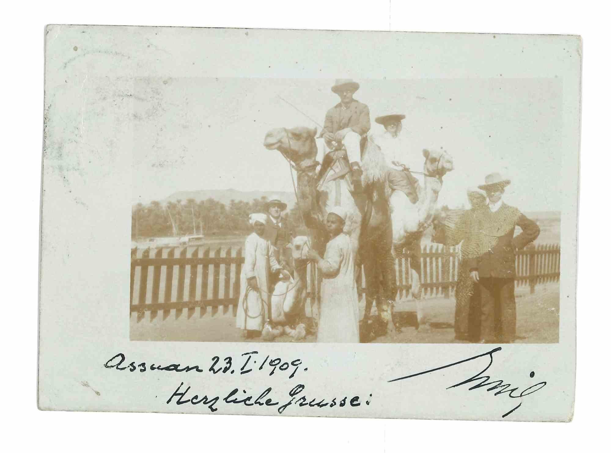 Figurative Photograph de Unknown - Assuan - Herzliche Grusse en 1909 - Fotografía de época - 1909