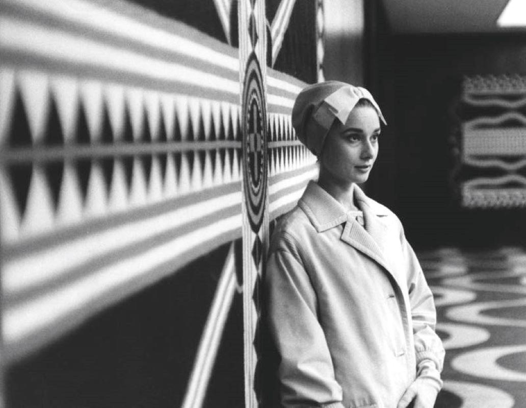 Black and White Photograph Unknown - Audrey Hepburn (1958) - Imprimé gélatino-argentique surdimensionné