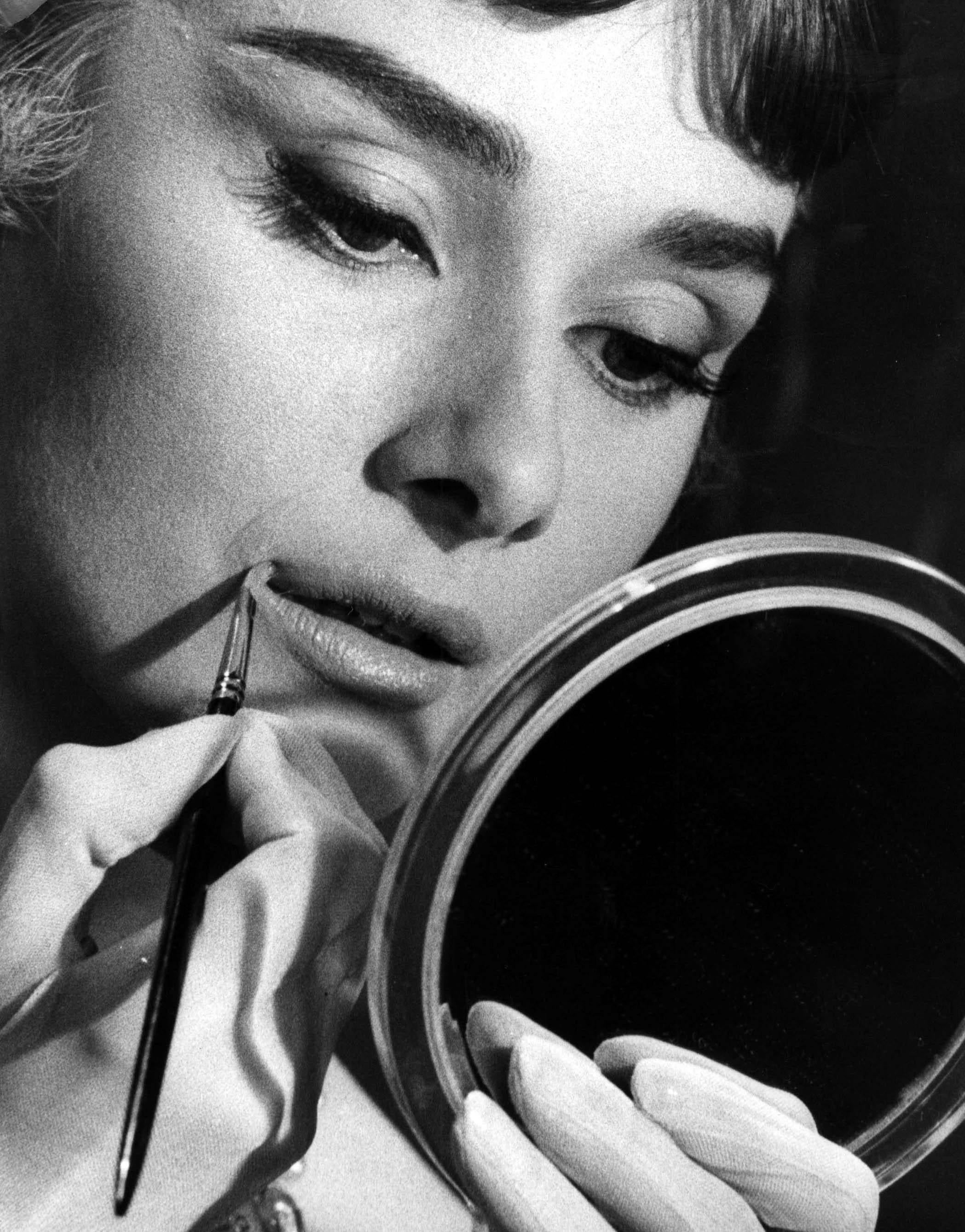 Portrait Photograph di Unknown - Audrey Hepburn mentre si trucca Scatto Glamour