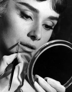 Audrey Hepburn Applying Makeup Glamour-Schuh
