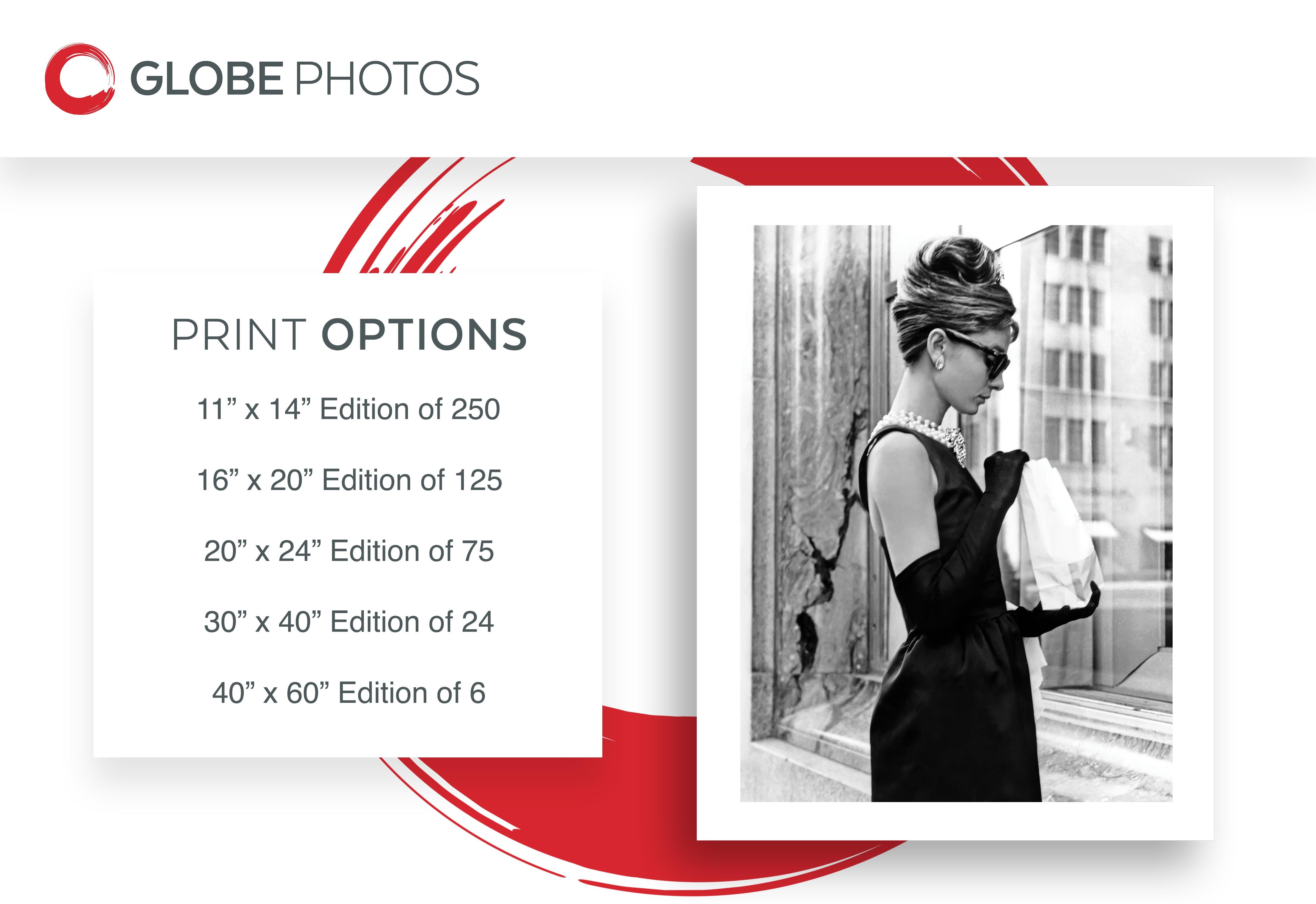Audrey Hepburn Breakfast at Tiffany's : une photo iconique - Photograph de Unknown