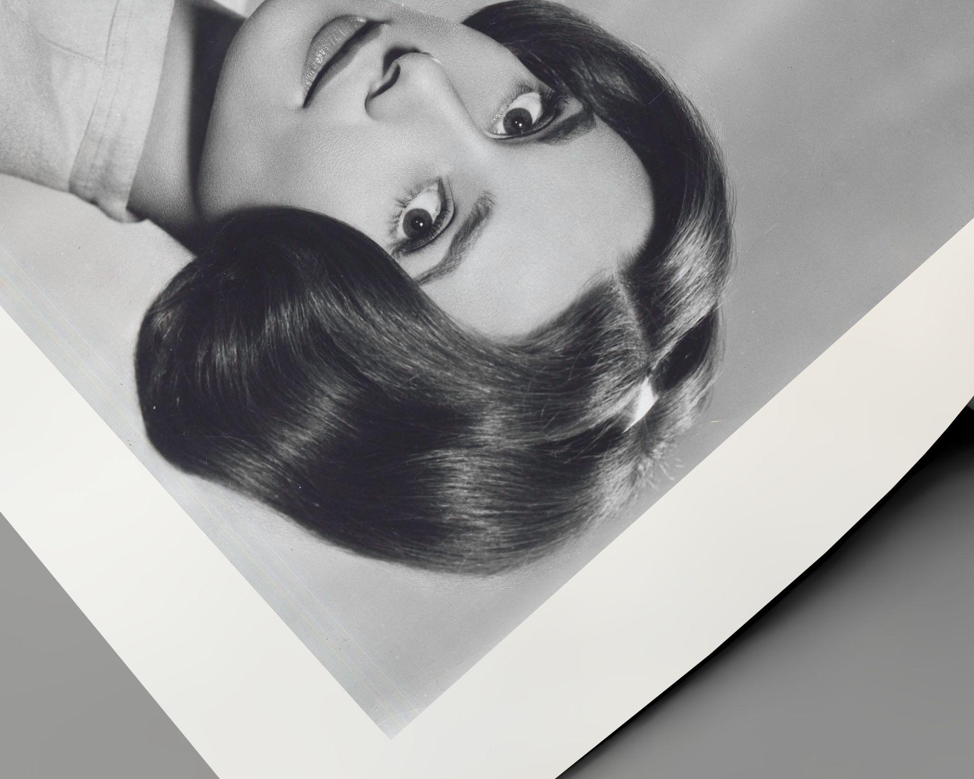 Audrey Hepburn mit Hund in der Hand (Zeitgenössisch), Photograph, von Unknown