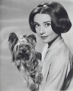 Audrey Hepburn con un perro en brazos