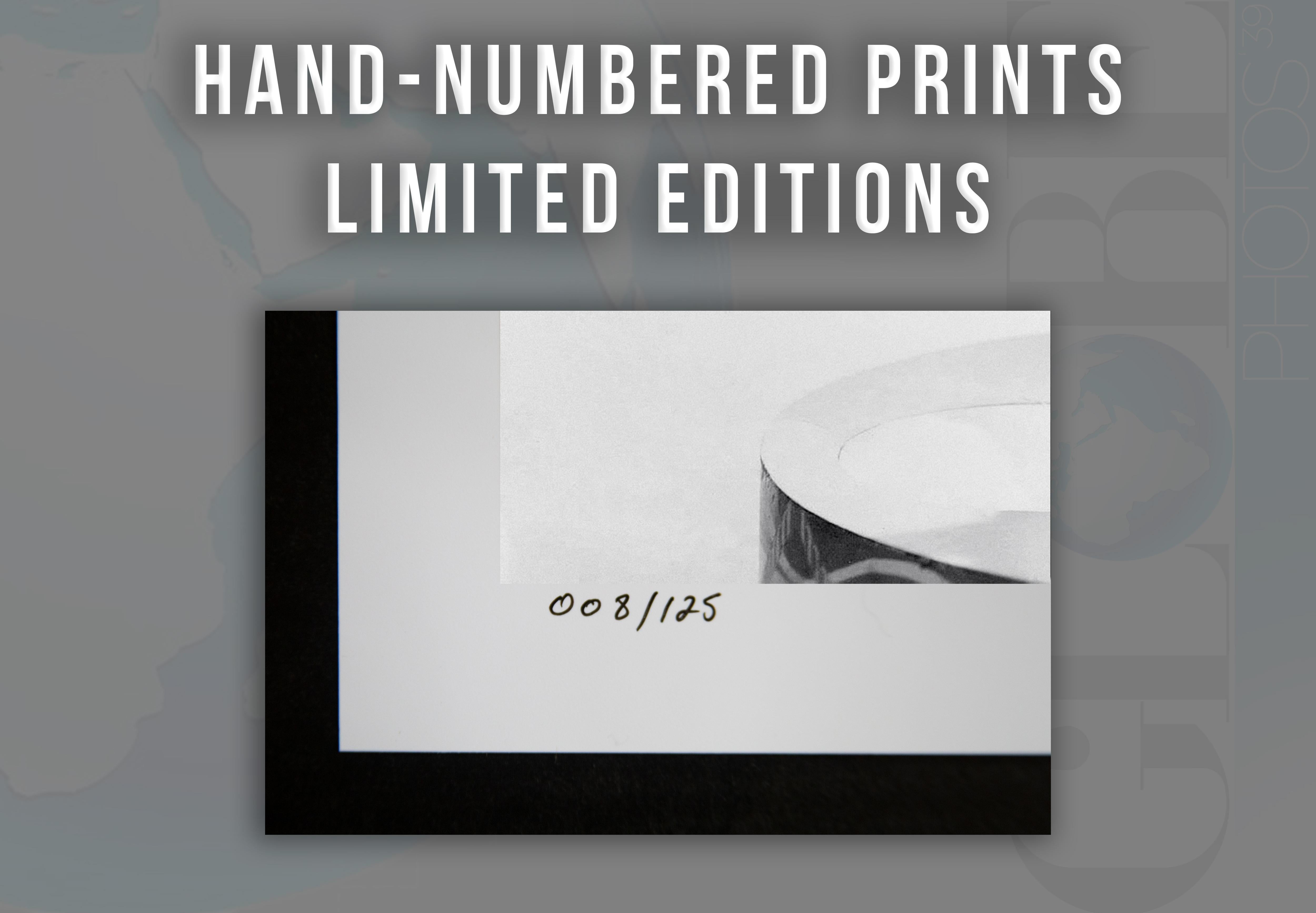 Audrey Hepburn in Fishnets, Globe Photos, Kunstdruck im Angebot 1