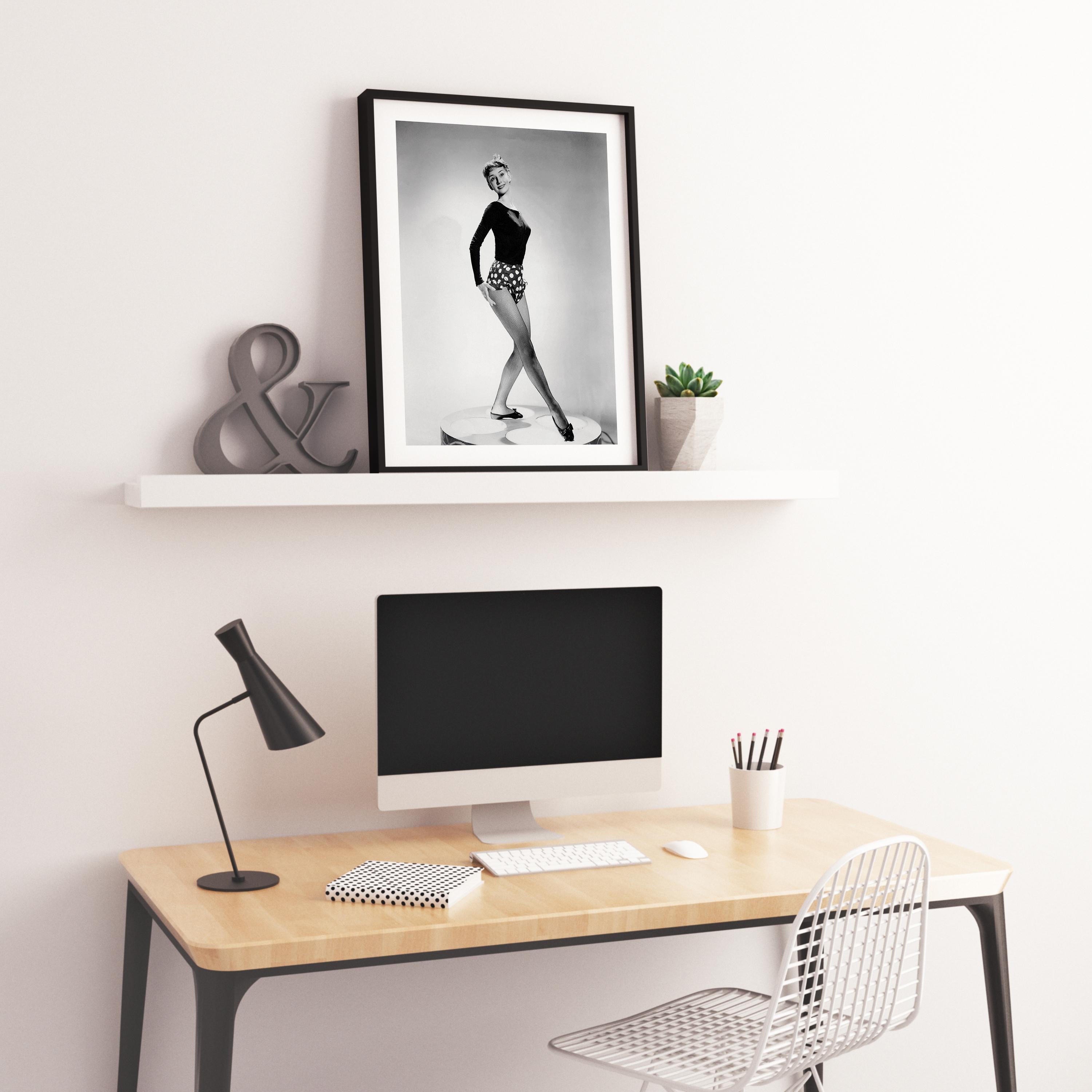 Audrey Hepburn in Fishnets, Globe Photos, Kunstdruck im Angebot 2