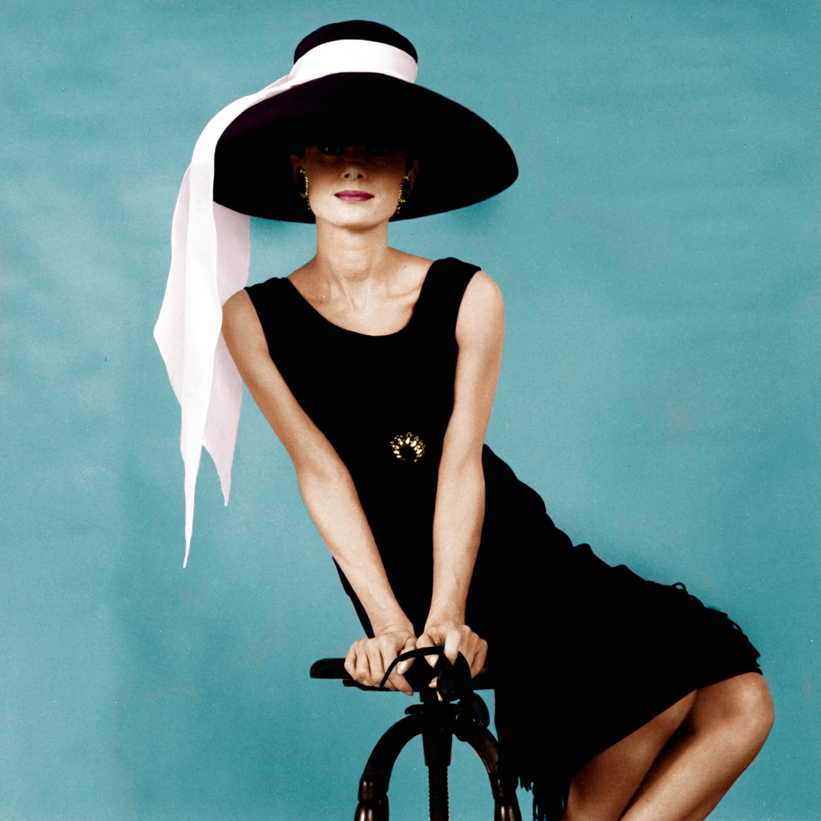 Unknown Portrait Photograph – Audrey Hepburn mit Hut für „Breakfast at Tiffany's“