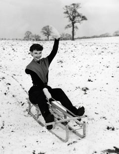 Audrey Hepburn in the Snow Globe Fotos, Kunstdruck