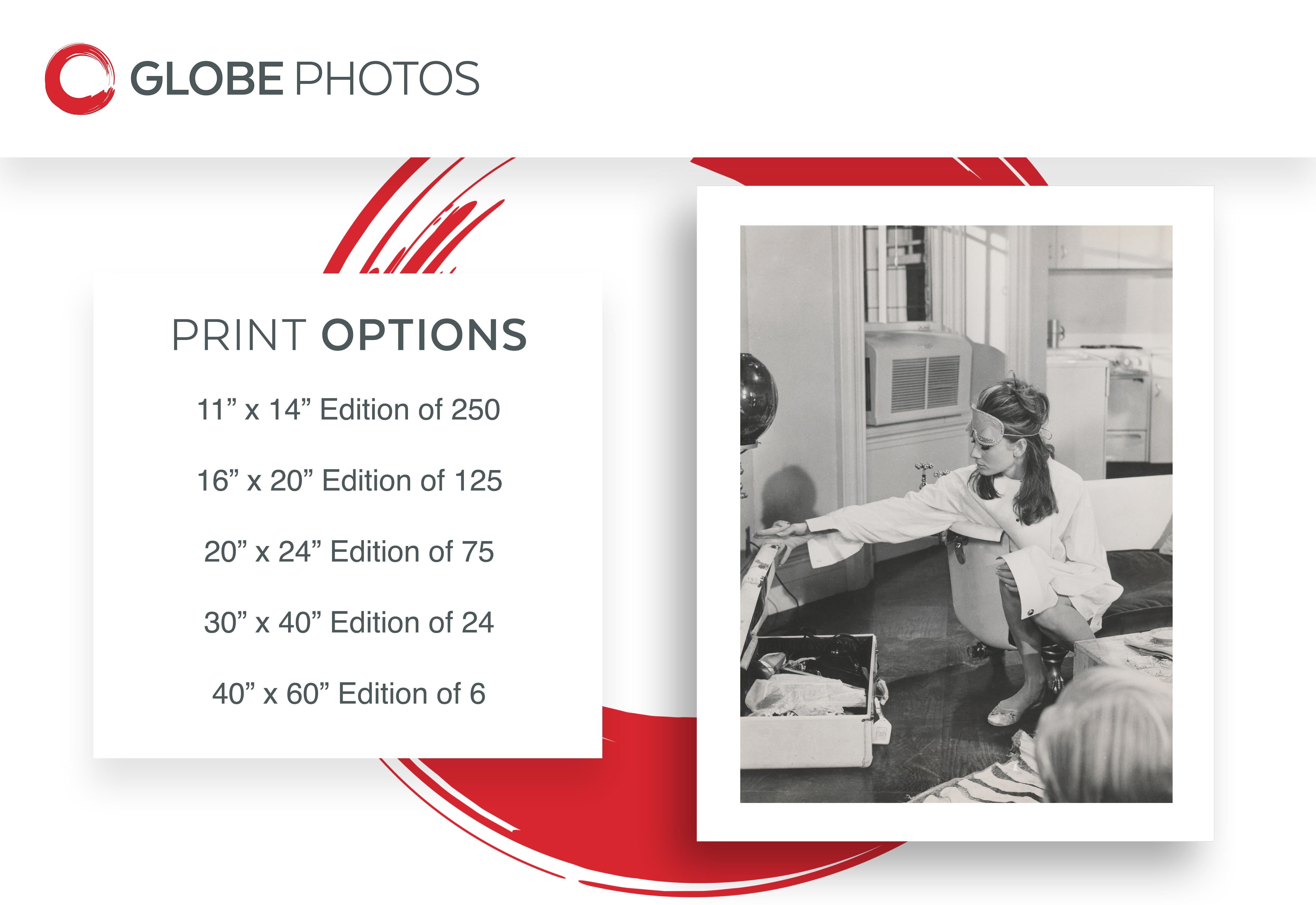 Audrey Hepburn Verpackung in ihrer Wohnung – Photograph von Unknown