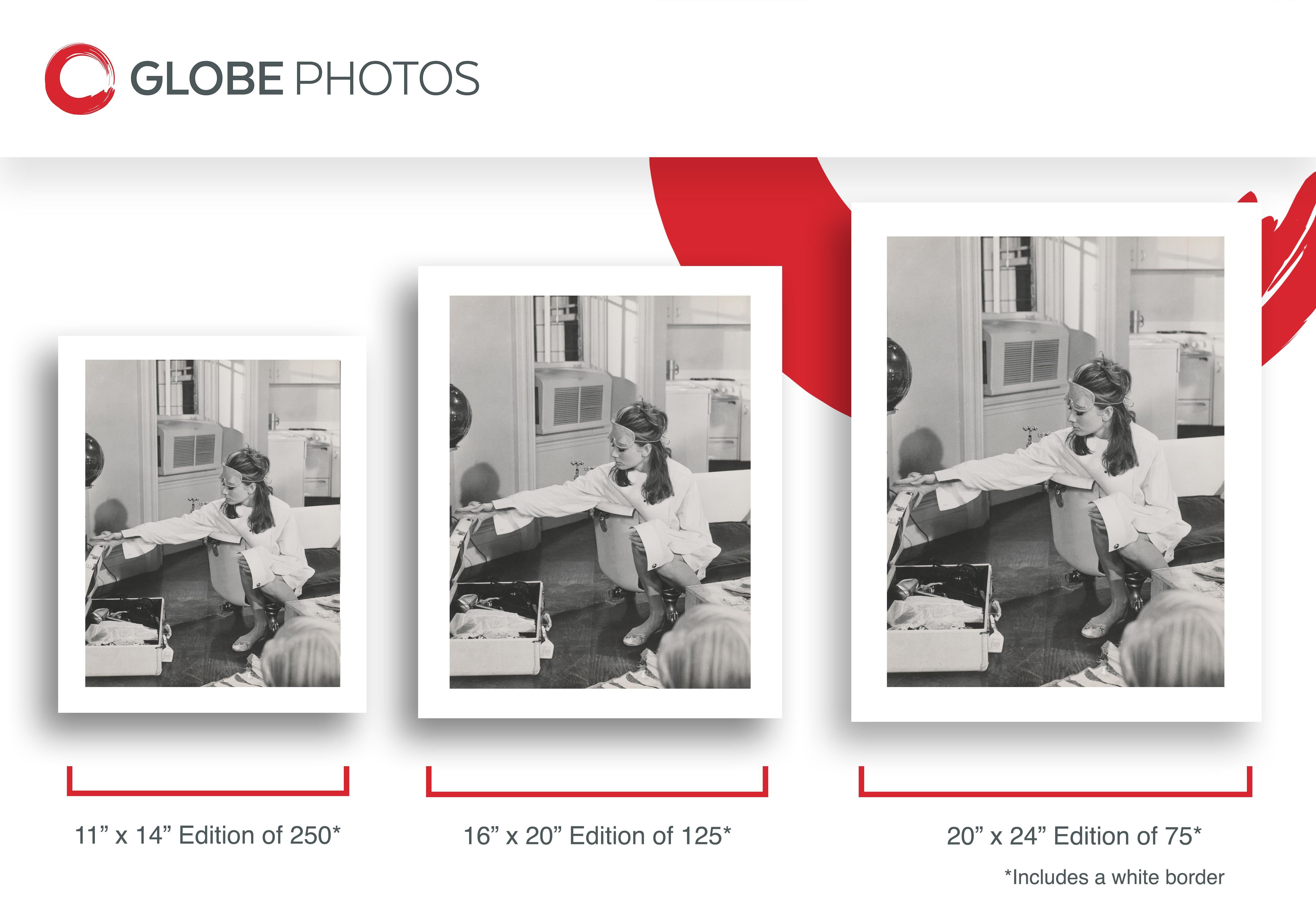 Audrey Hepburn Verpackung in ihrer Wohnung (Zeitgenössisch), Photograph, von Unknown