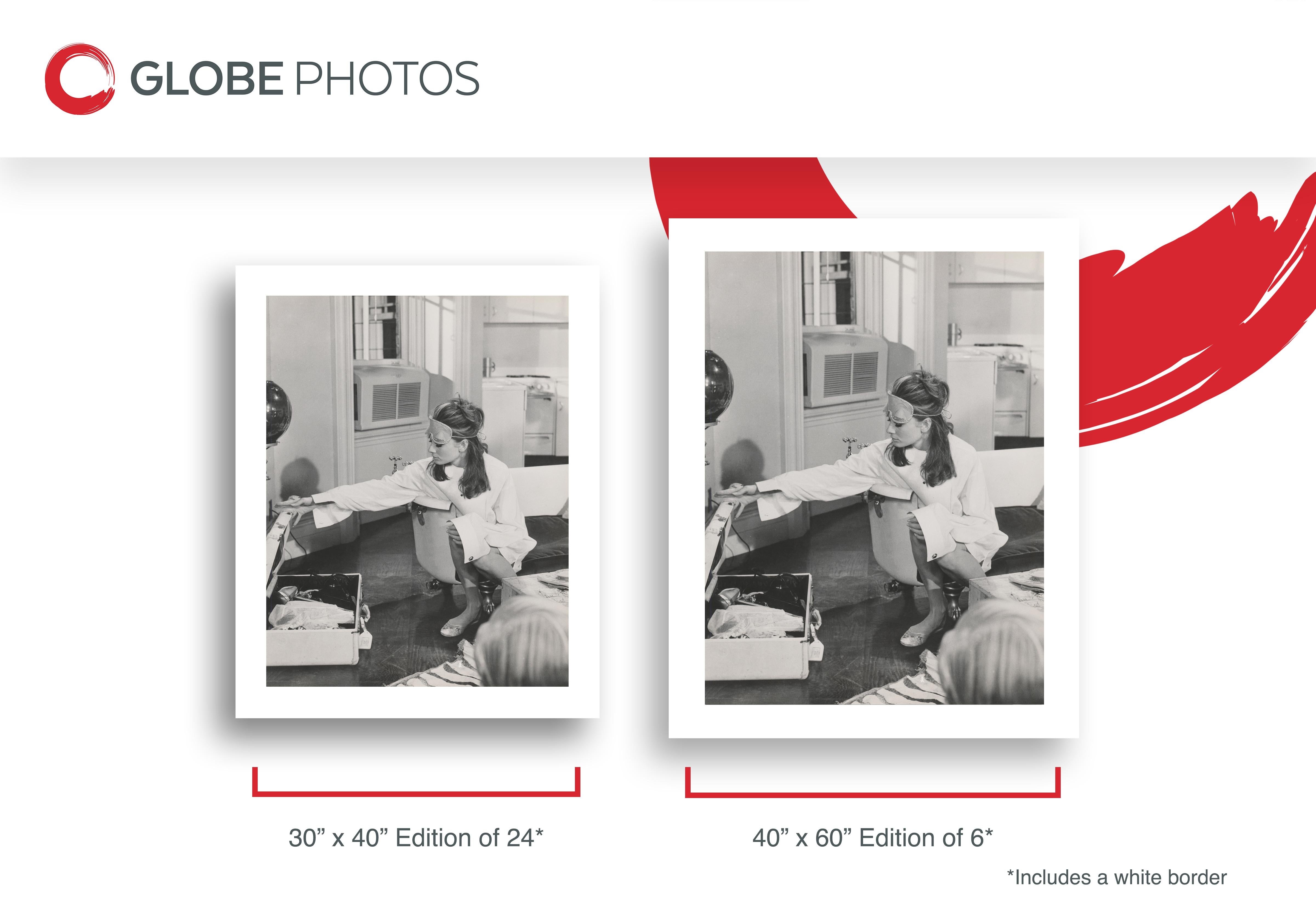 Audrey Hepburn Verpackung in ihrer Wohnung (Grau), Black and White Photograph, von Unknown