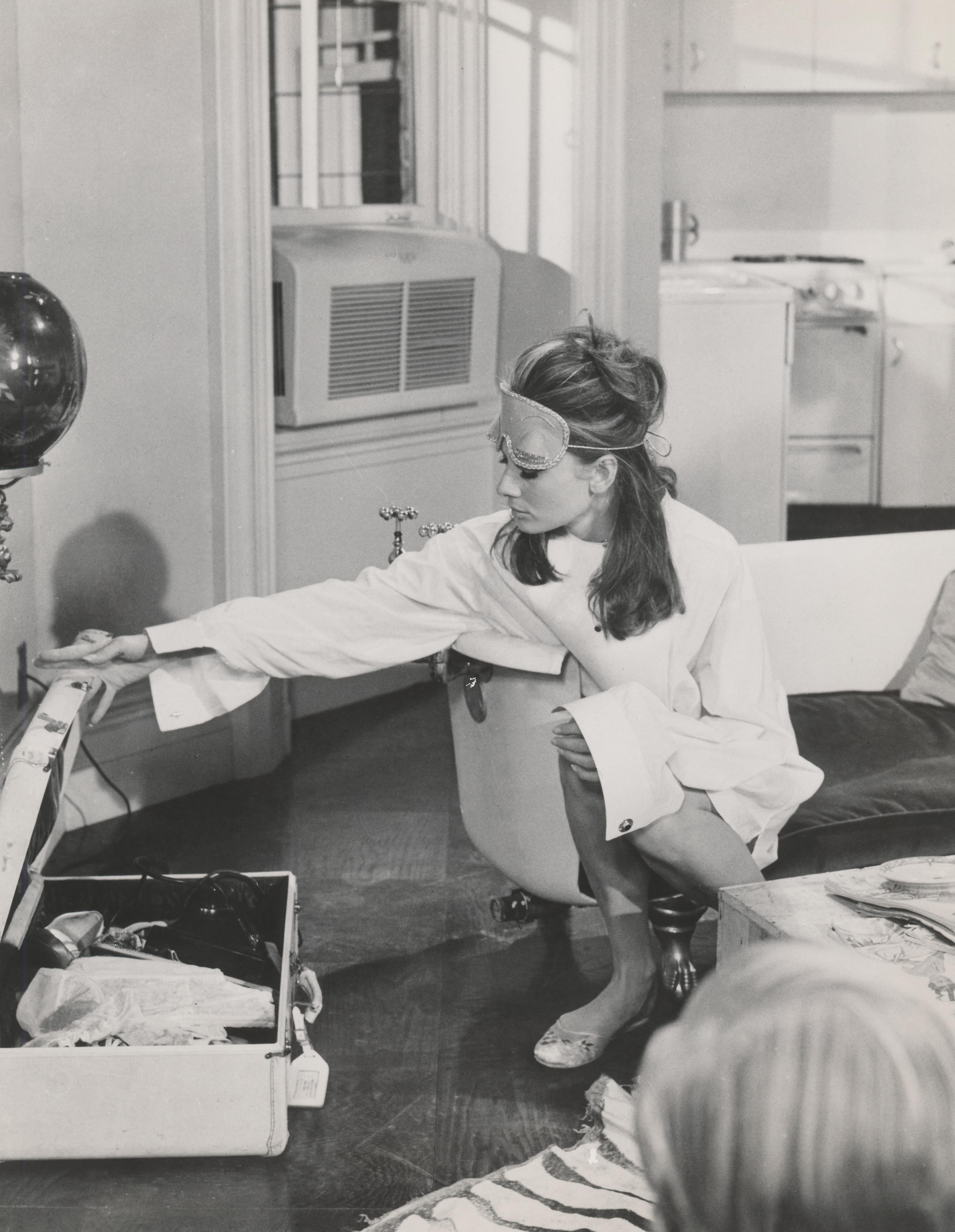 Unknown Black and White Photograph – Audrey Hepburn Verpackung in ihrer Wohnung
