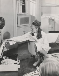Audrey Hepburn haciendo las maletas en su apartamento