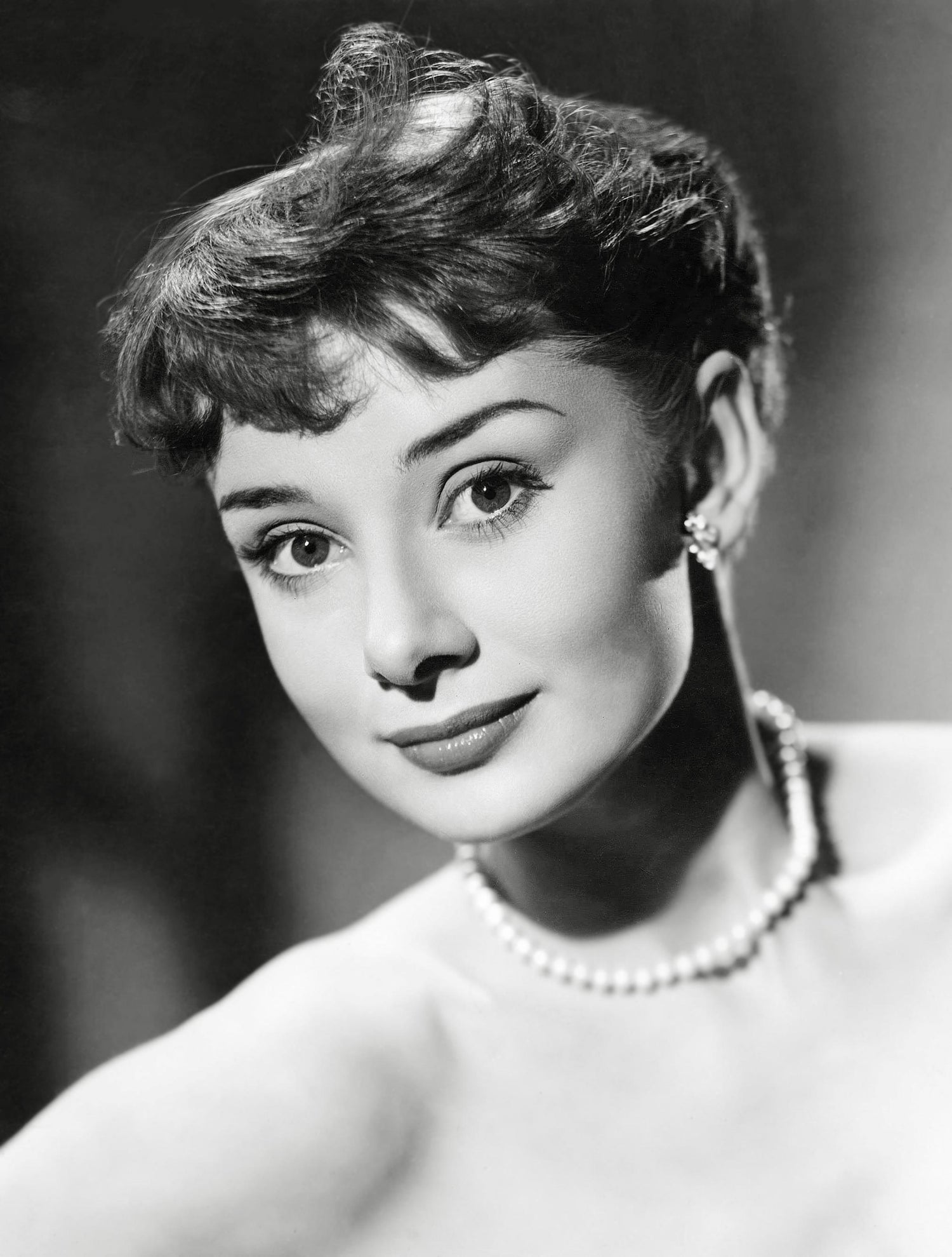 Unknown - Audrey Hepburn Smiling in Pearls Globe Photos Fine Art Print For  Sale at 1stDibs