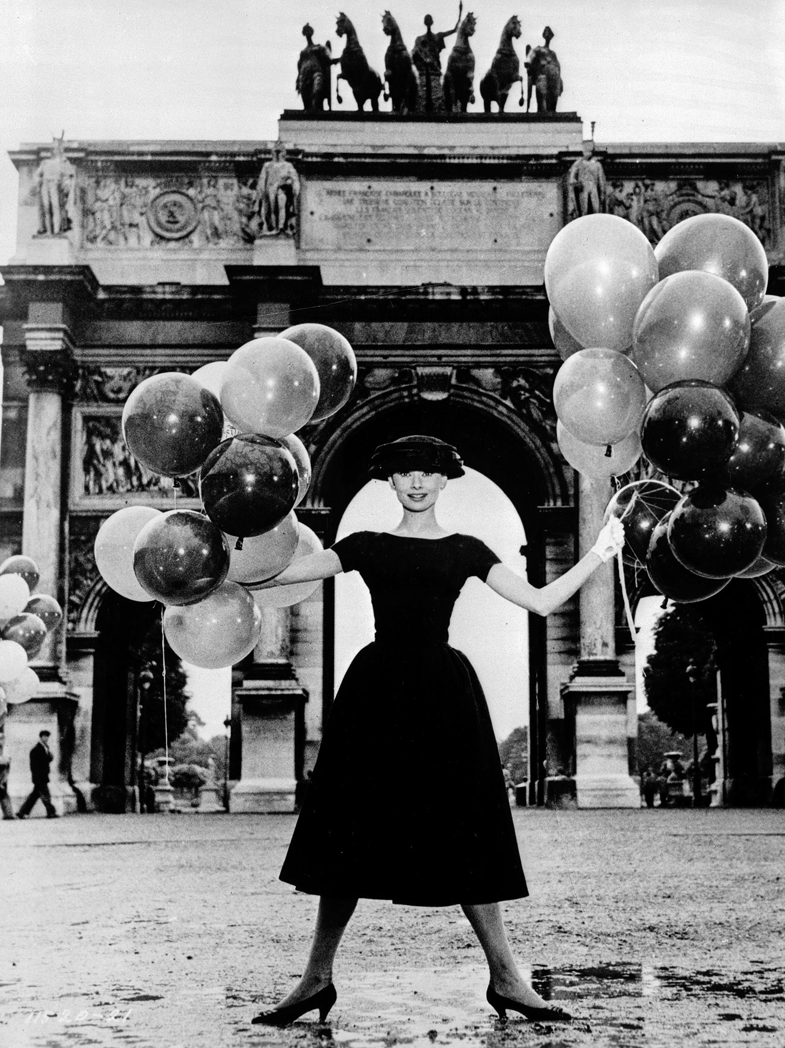Black and White Photograph Unknown - Audrey Hepburn avec des ballons à l'Arc de Triomphe