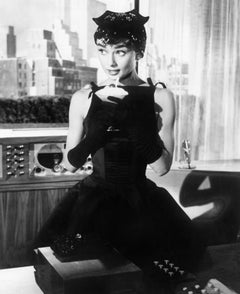 Audrey Hepburn mit Trinkgläsern in „Sabrina“ Kugelfotos, Kunstdruck