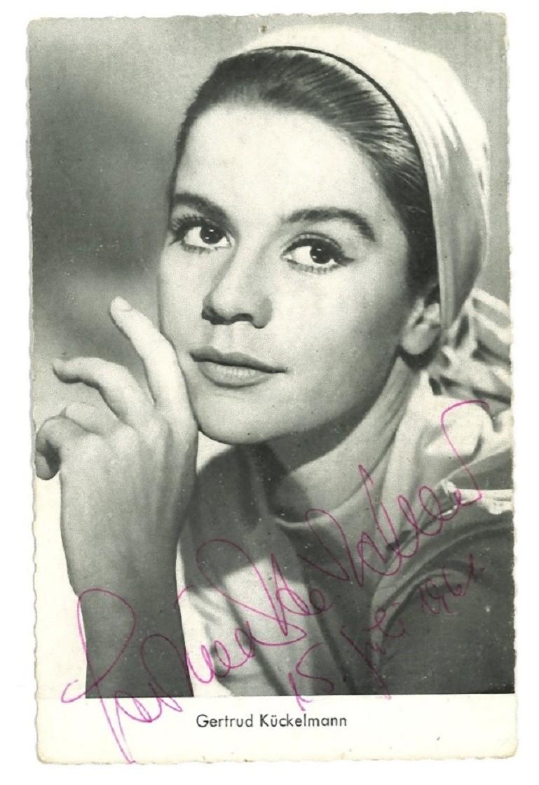 Unknown Portrait Photograph – Autographen-Porträt von Gertrud Kückelmann - Alte s/w-Postkarte - 1961
