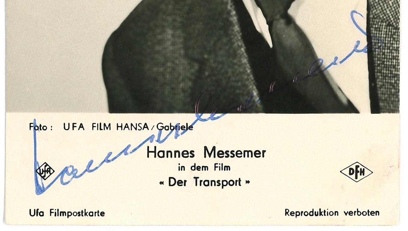 Autographisches Porträt von Hannes Messemer - Vintage b/w Postcard - 1961 – Photograph von Unknown