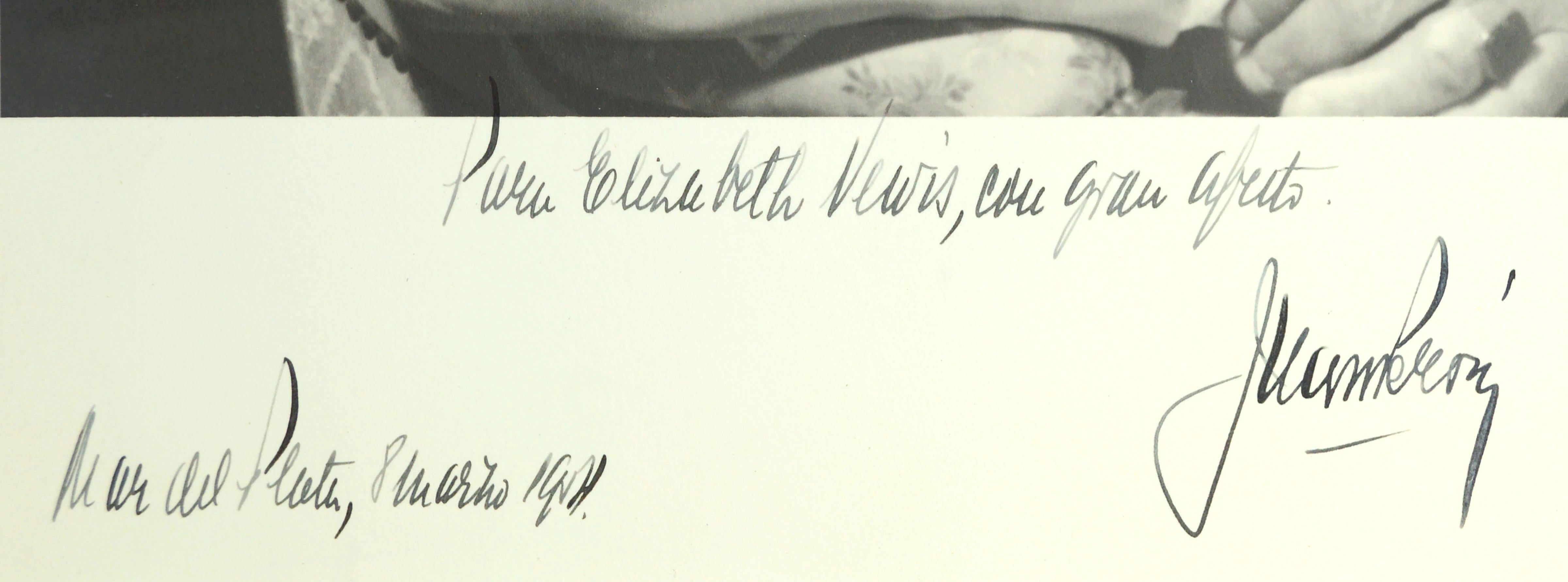Seltenes, signiertes Original-Schwarz-Weiß-Foto des argentinischen Präsidenten Juan Perón, das Elizabeth Lewis (Bess Huggins Lewis) von einem unbekannten Fotografen gewidmet wurde. Auf diesem Porträt trägt Juan Perón eine schwarze Armbinde zum