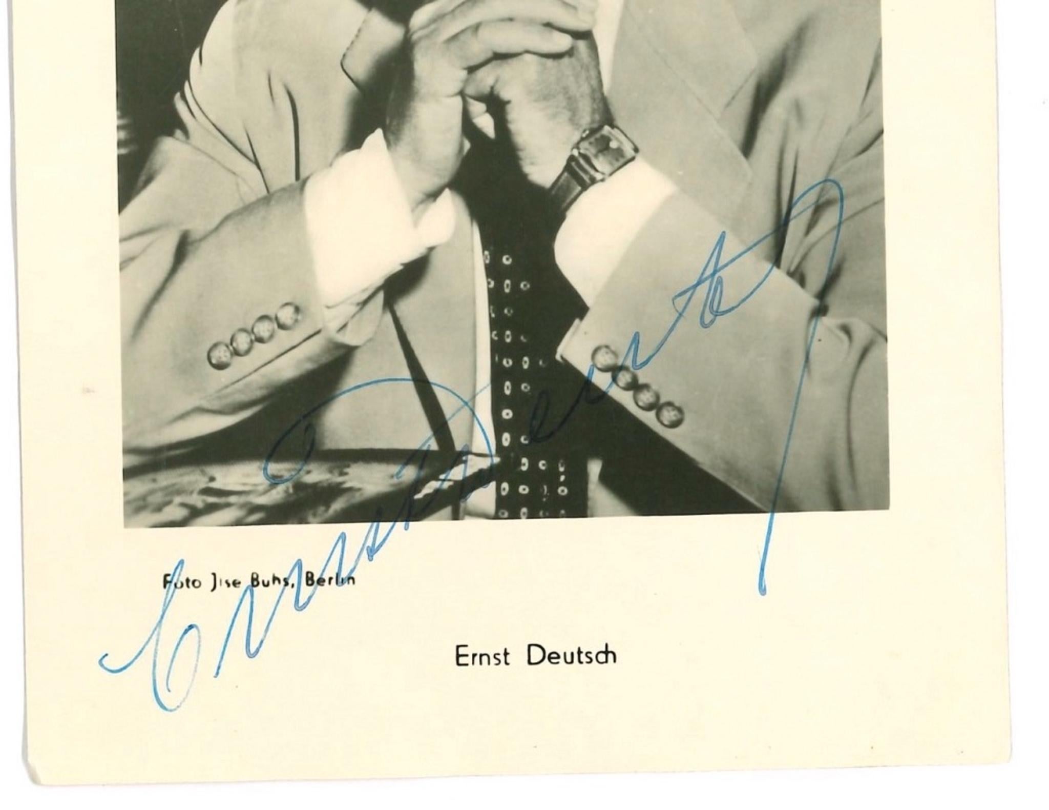 Autographisches Porträt von Ernst Deutsch - Vintage b/w Postcard - 1950er Jahre – Photograph von Unknown