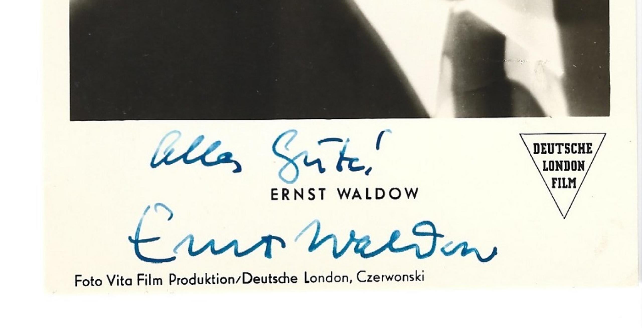 Autographisches Porträt von Ernst Waldow - Vintage b/w Postcard - 1950er Jahre – Photograph von Unknown