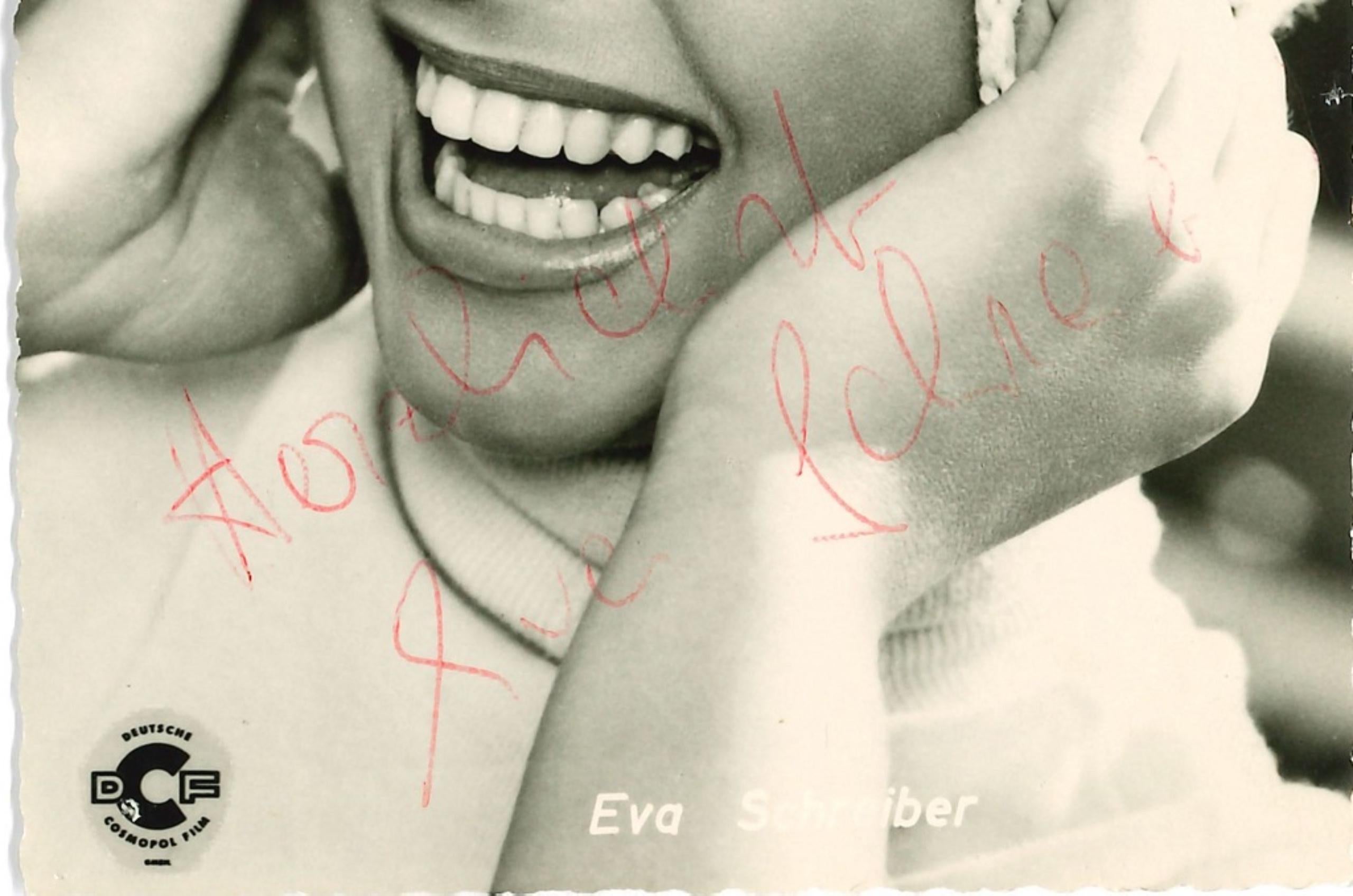 Autographed portrait of Eva Schreiber - Vintage b/w Postcard - 1958 - Photograph by Unknown