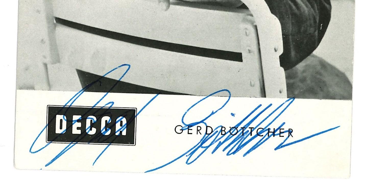 Portrait autographié de Gerd Bttcher - Affiche vintage b/w, années 1950 - Photograph de Unknown