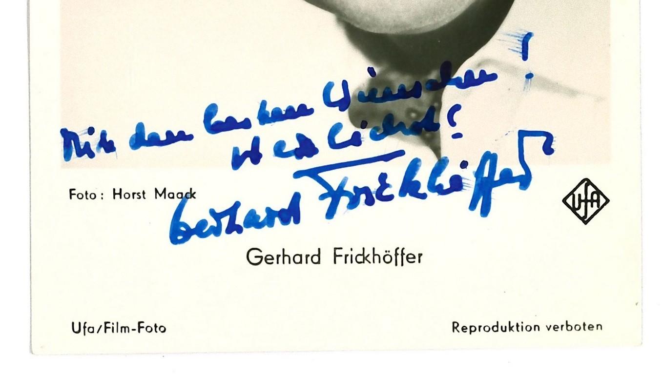 Autographisches Porträt von Gerhard Frickhffer - Vintage b/w Postcard - 1960er Jahre – Photograph von Unknown