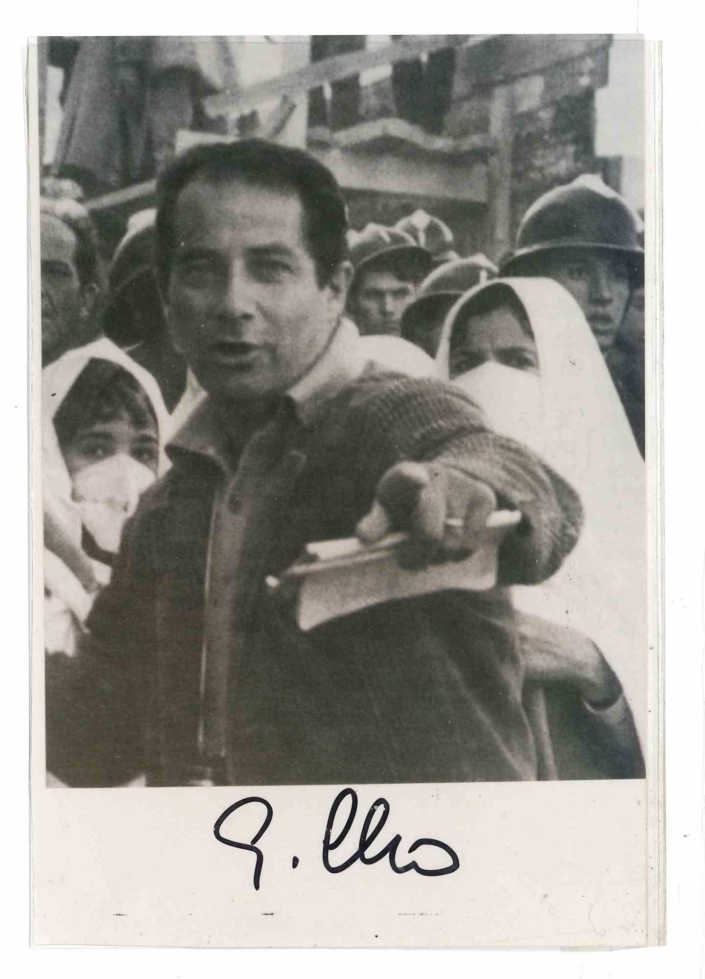 Figurative Photograph de Unknown - Retrato autografiado de Gillo Ponterco - Fotografía de época - Años 60