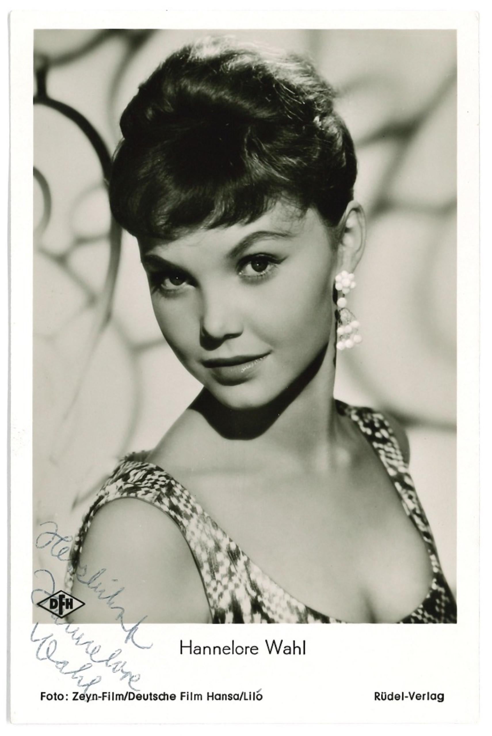 Unknown Portrait Photograph – Autographisches Porträt von Hannelore Wahl - 1960er Jahre