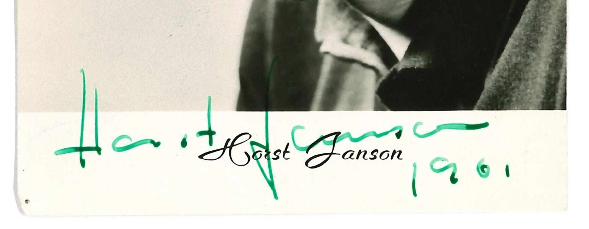 Autographisches Porträt von Horst Janson – Vintage  s/w Postkarte - 1961 – Photograph von Unknown