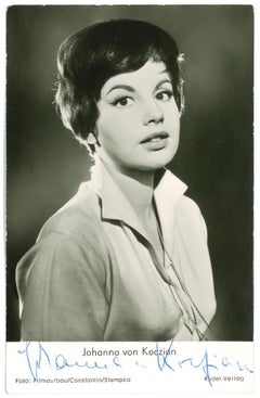  Portrait autographié de Johanna von Koozian - Affiche vintage b/w, années 1960