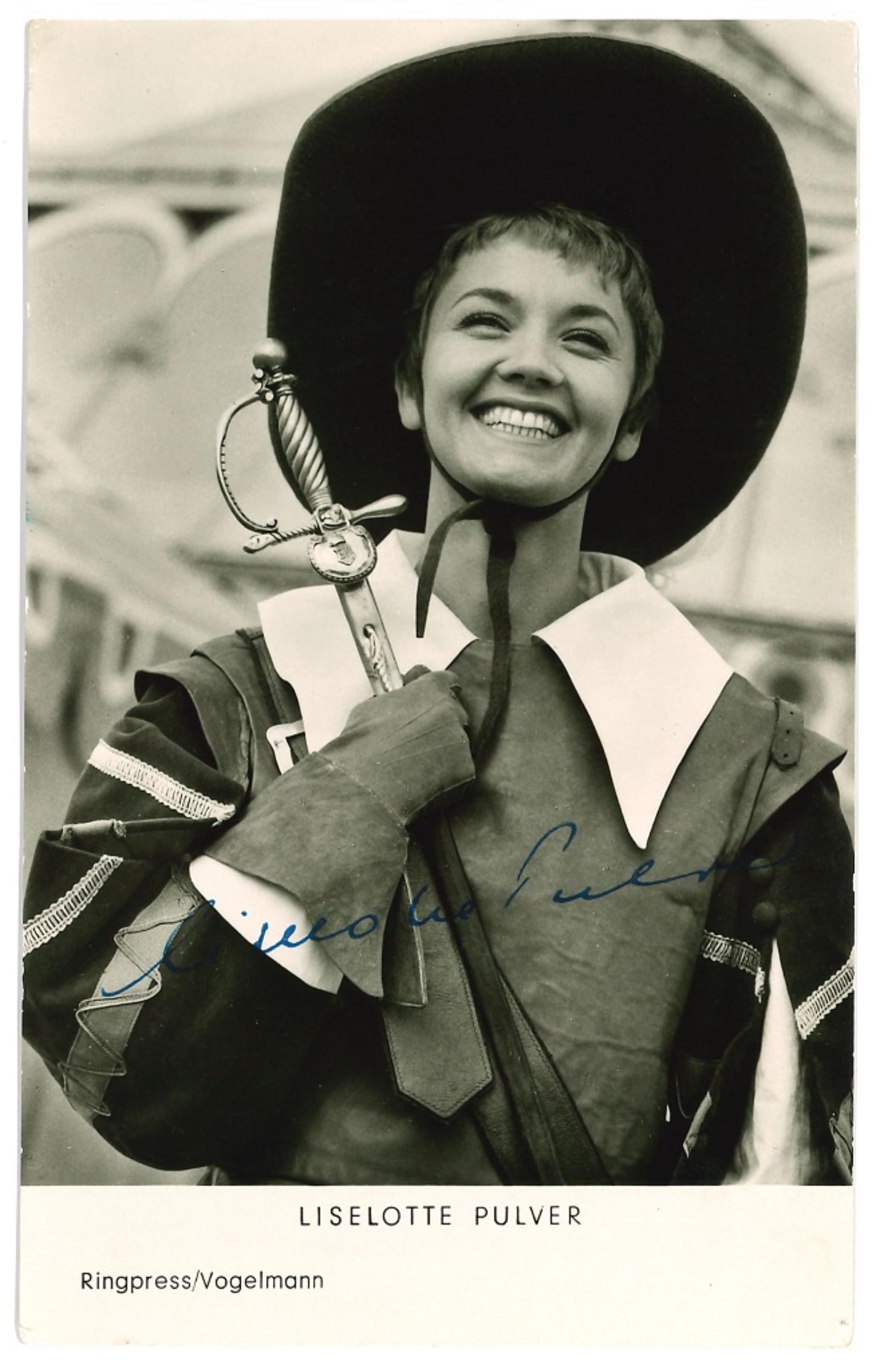 Unknown Portrait Photograph – Autographisches Porträt von Liselotte Pulver - Original b/w Postcard - 1960er Jahre