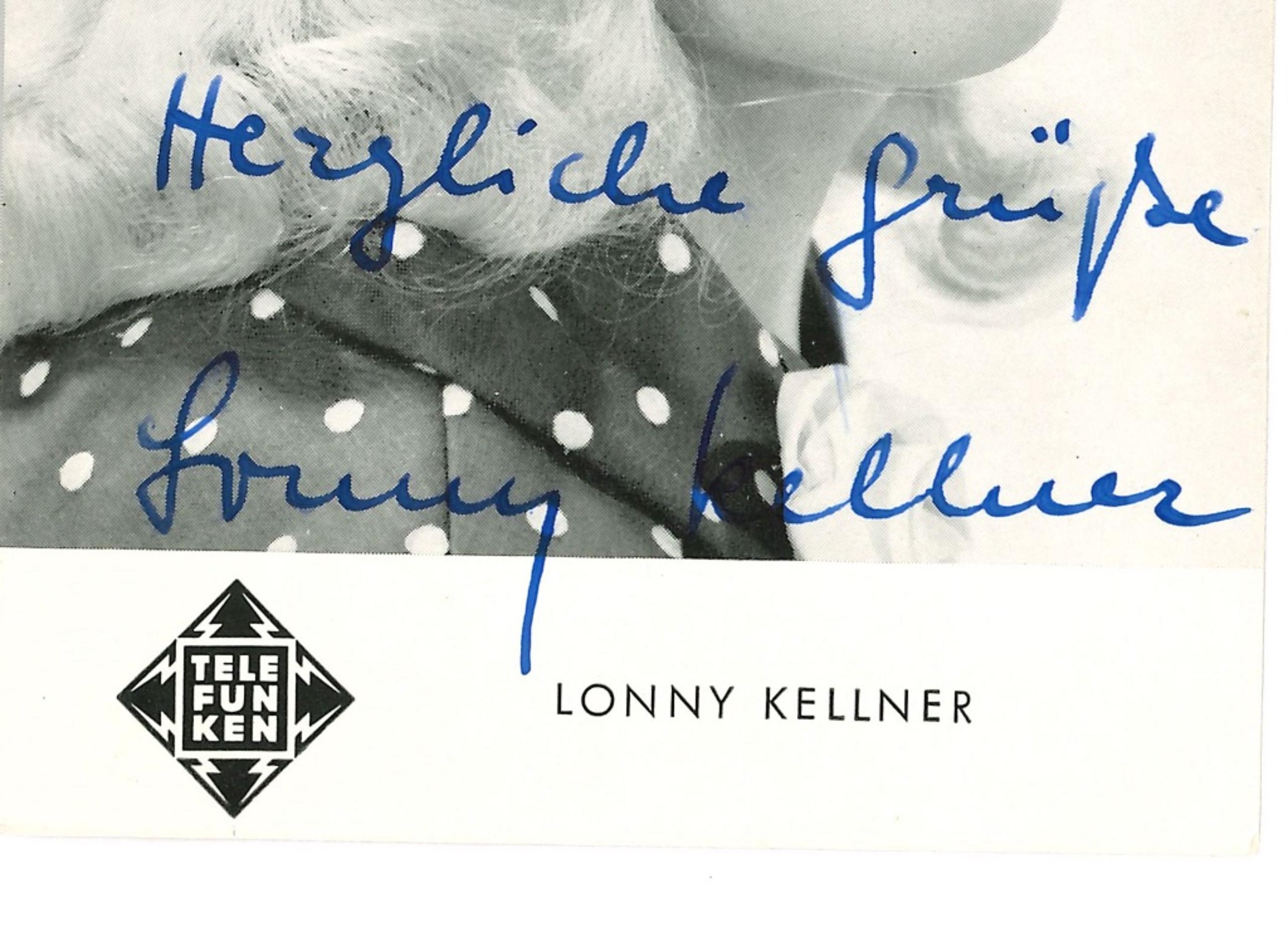 Portrait autographié de Lonny Kellner - Affiche vintage b/w, années 1950 - Photograph de Unknown