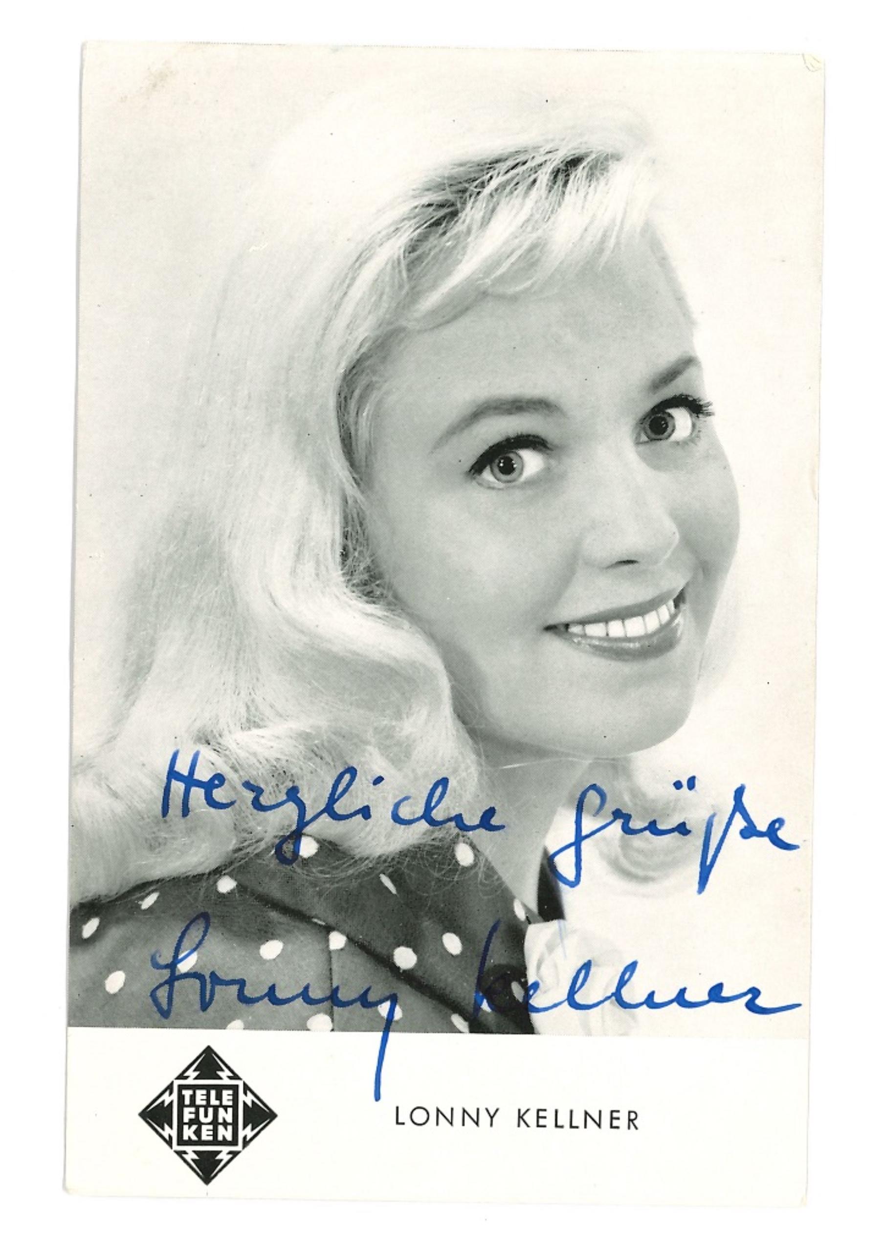 Unknown Portrait Photograph – Autographisches Porträt von Lonny Kellner - Vintage b/w Postcard - 1950er Jahre