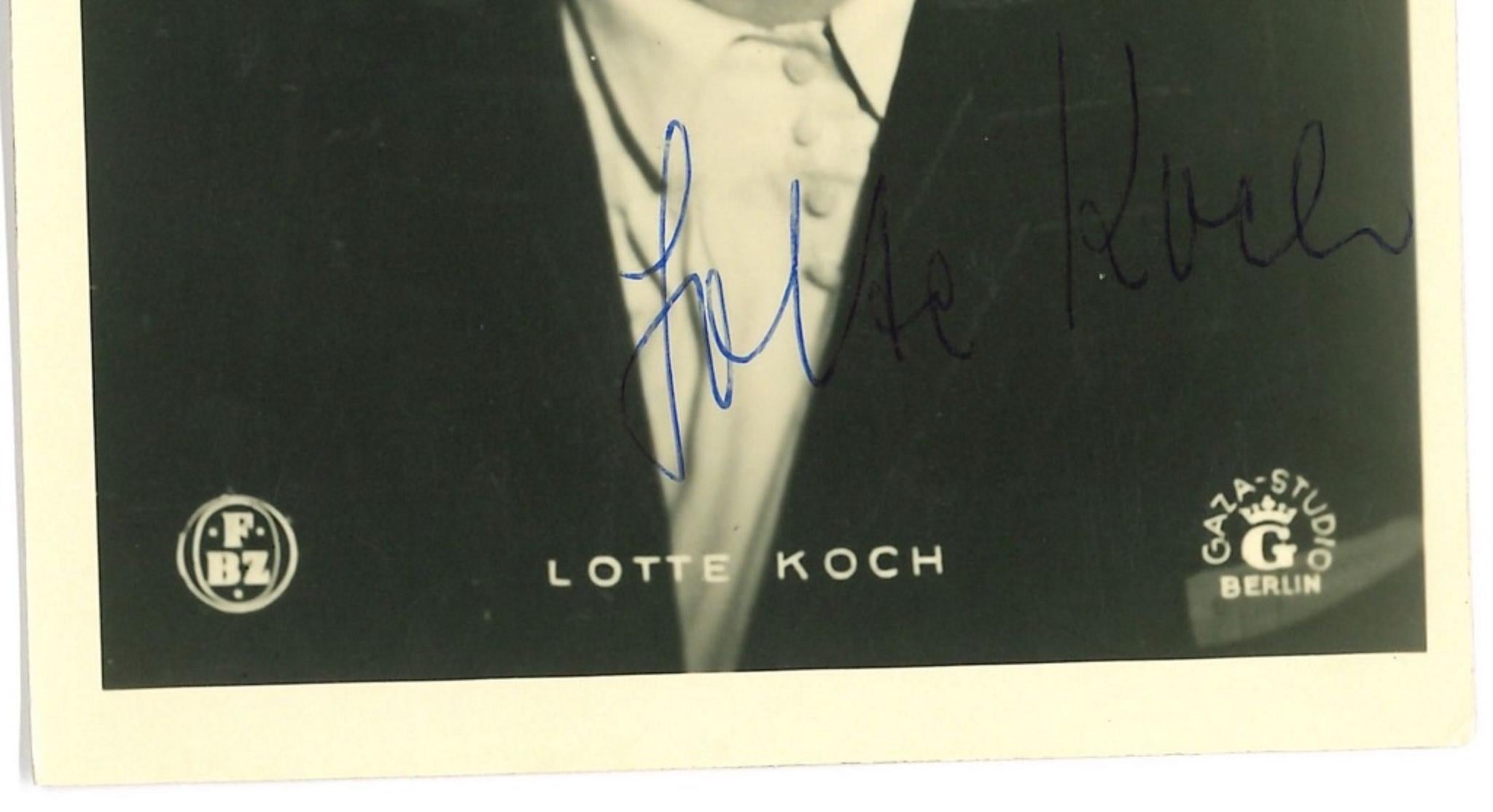 Ritratto autografato di Lotte Koch - Cartolina originale in b/n - Anni 50 - Photograph di Unknown
