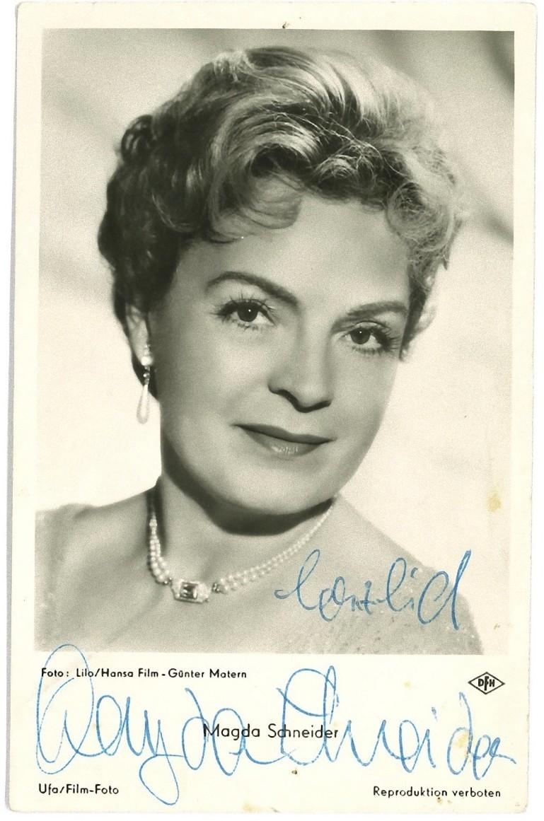Unknown Portrait Photograph – Autographiertes Porträt von Magda Schneider - Vintage b/w Postcard - 1950er Jahre