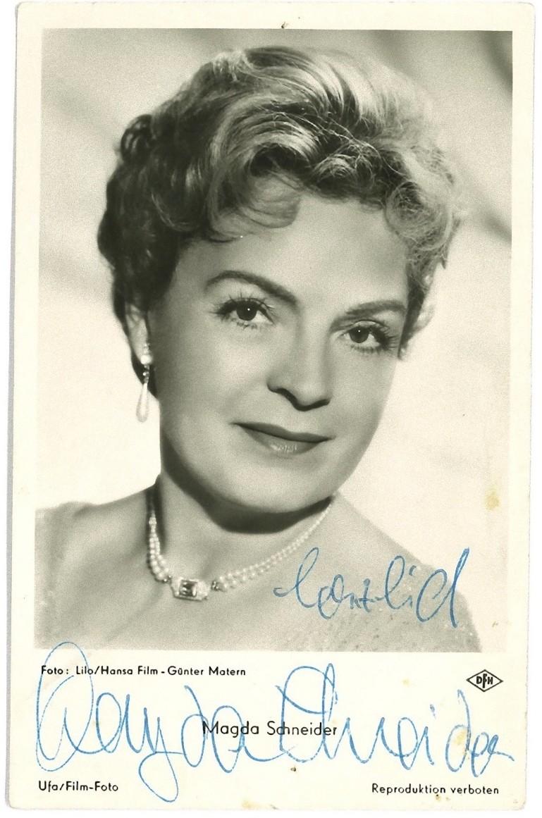 Unknown Portrait Photograph – Autographisches Porträt von Magda Schneider - Vintage b/w Postcard - 1950er Jahre