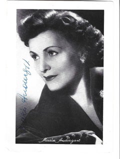 Portrait autographié de Maria Andergast - Affiche vintage b/w, années 1950