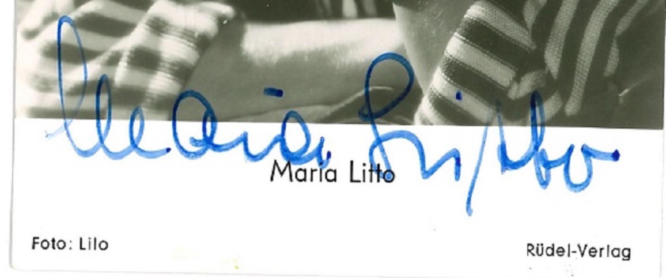 Autographed Portrait of Maria Litto - Original b/w Postcard - 1950s - Photograph by Unknown