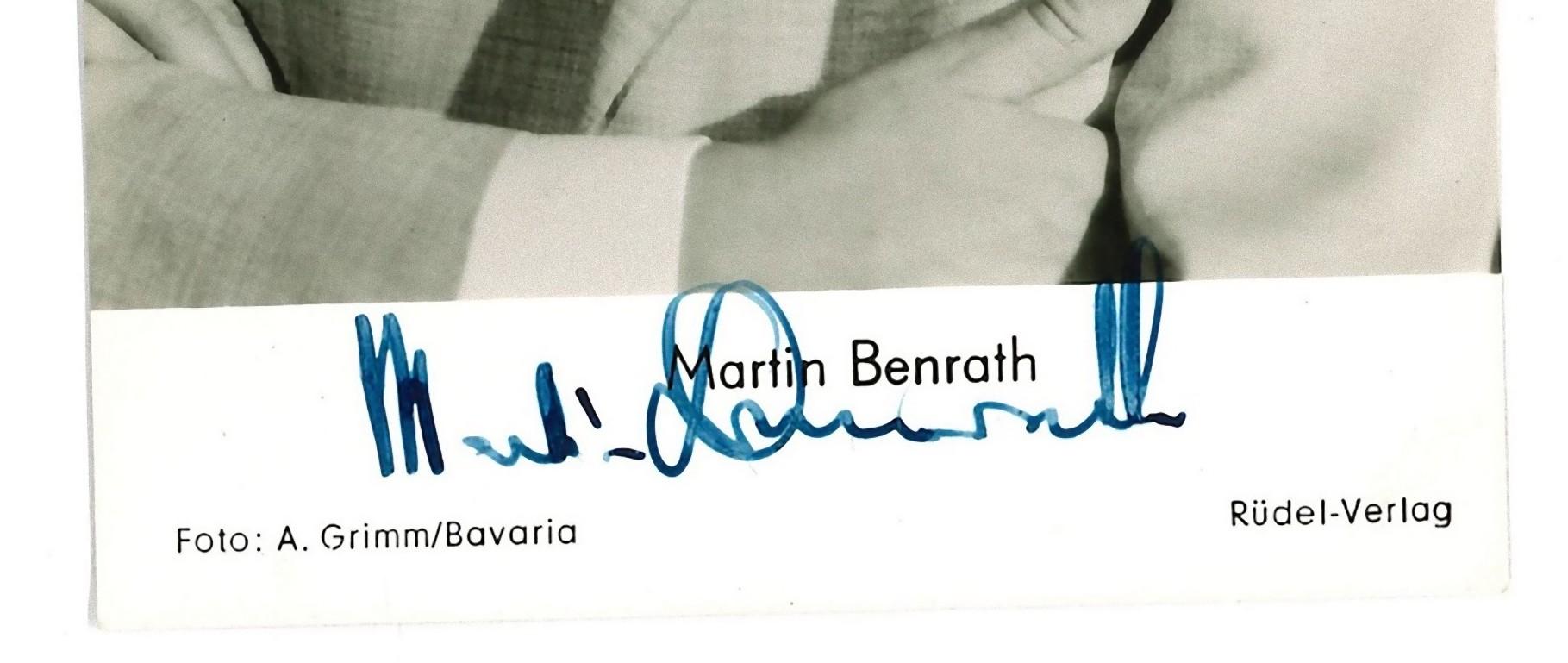 Autographisches Porträt von Martin Benrath - Vintage b/w Postcard -1959 – Photograph von Unknown