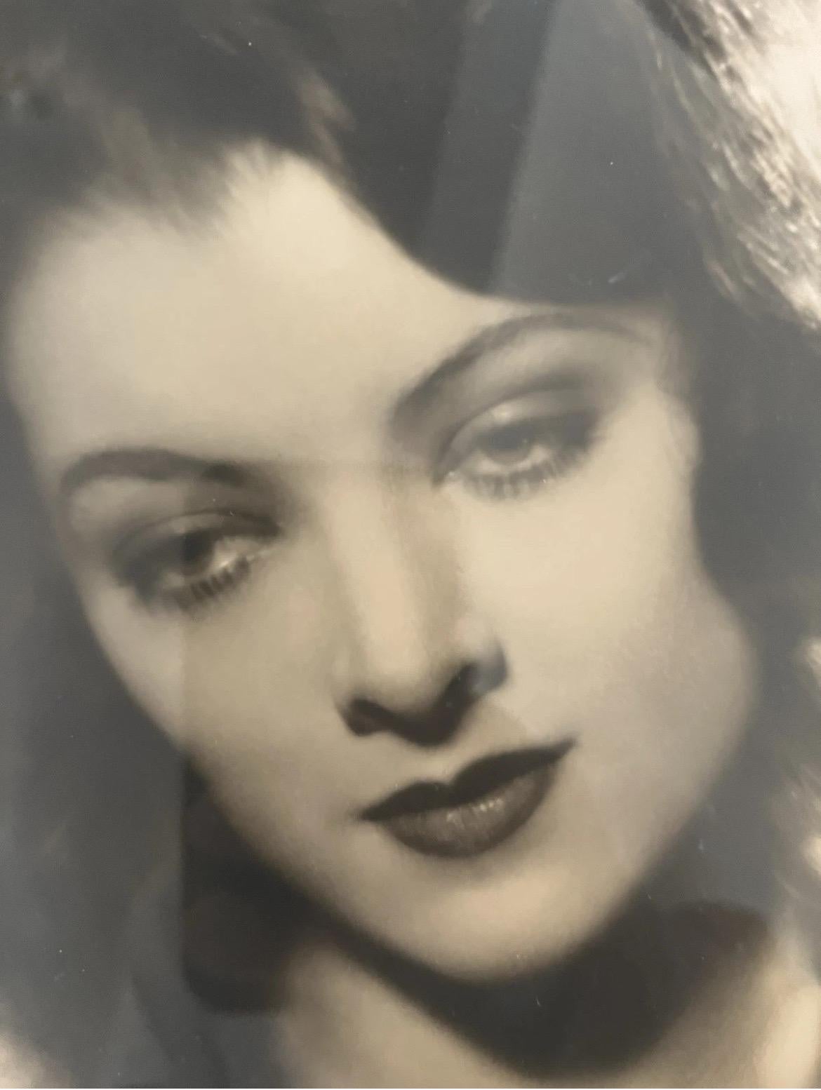 Retrato autografiado de Myrna Loy - Photograph de Unknown
