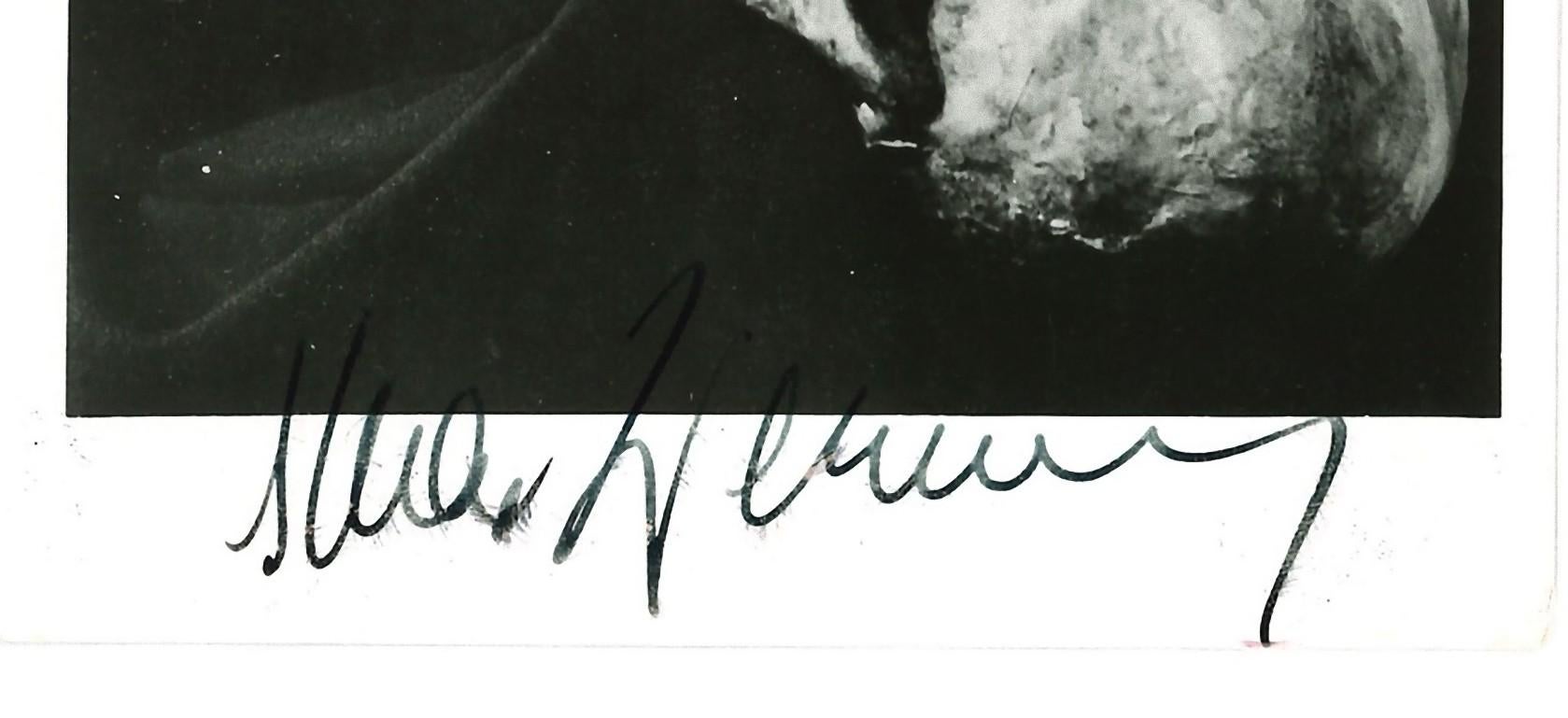 Autographiertes Porträt von Oskar Werner – Vintage b/w Postcard – 1960er Jahre – Photograph von Unknown
