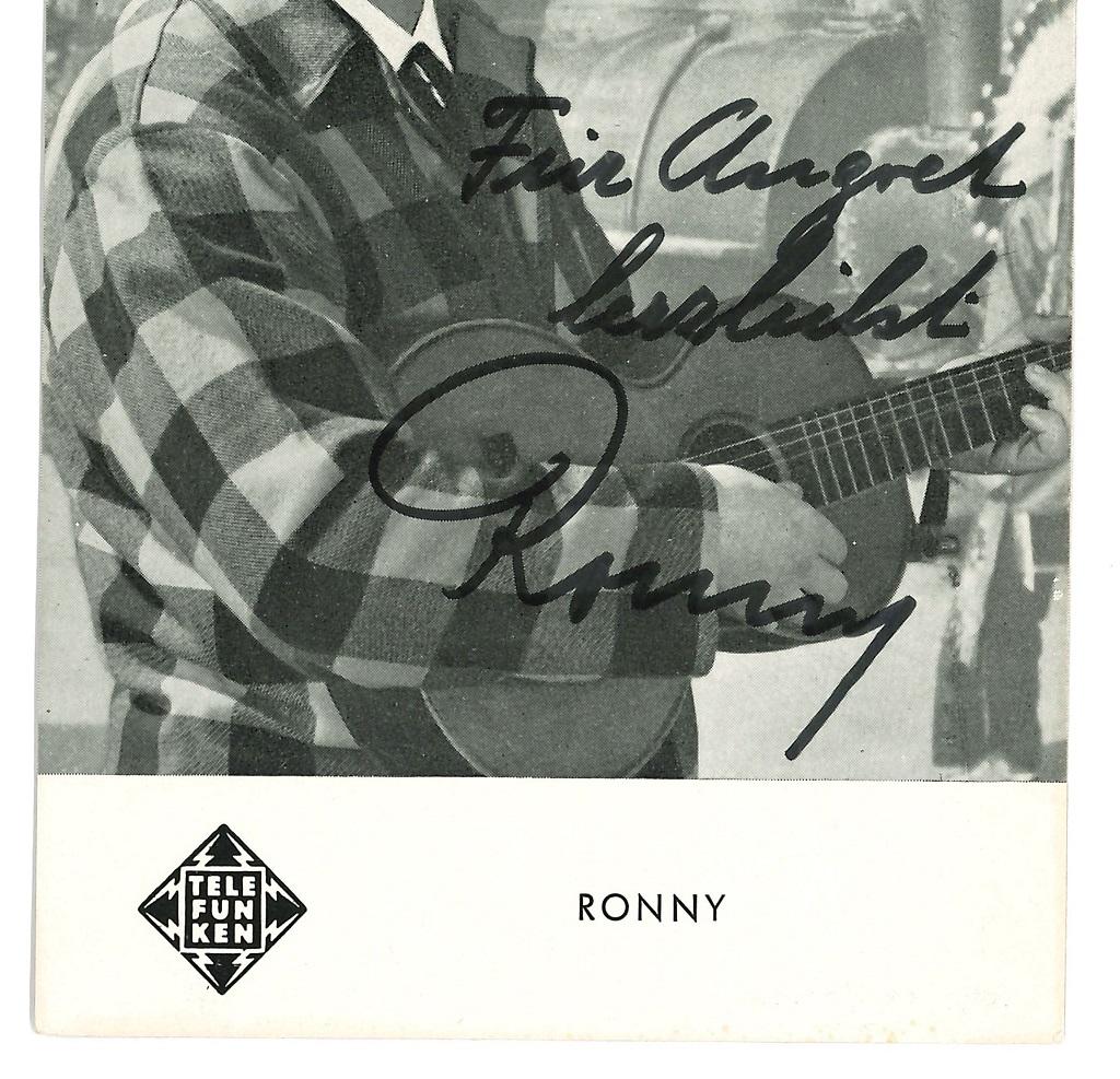 Ritratto autografato di Ronny - Cartolina vintage in b/n - Anni '60 - Photograph di Unknown