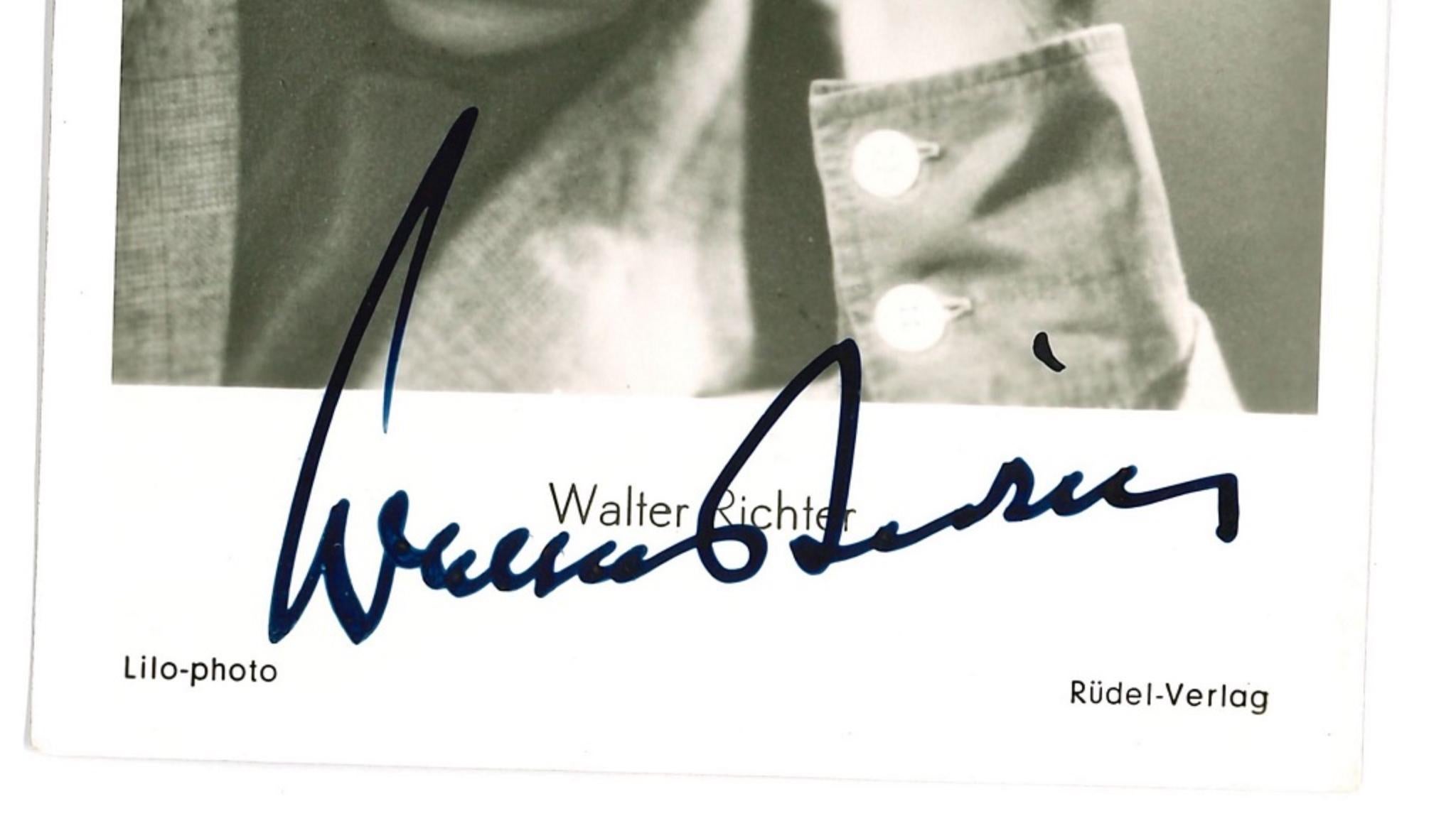 Autographisches Porträt von Walter Richter - Vintage b/w Postcard - 1960er Jahre – Photograph von Unknown