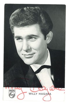 Das signierte Porträt von Willy Hagara  - Vintage-Postcard mit B/W - 1960er Jahre