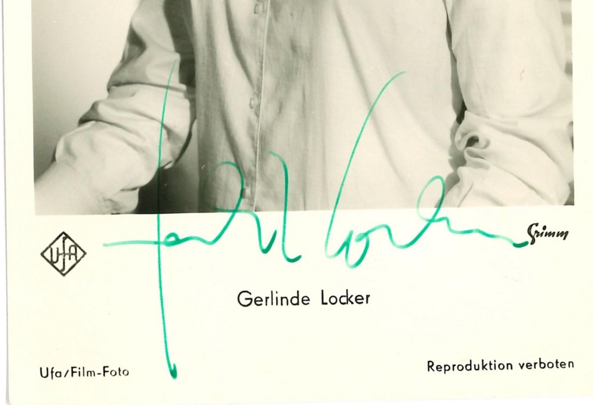 Autographische Postcard von Gerlinde Locker - Original b/w Postcard - 1960er Jahre – Photograph von Unknown