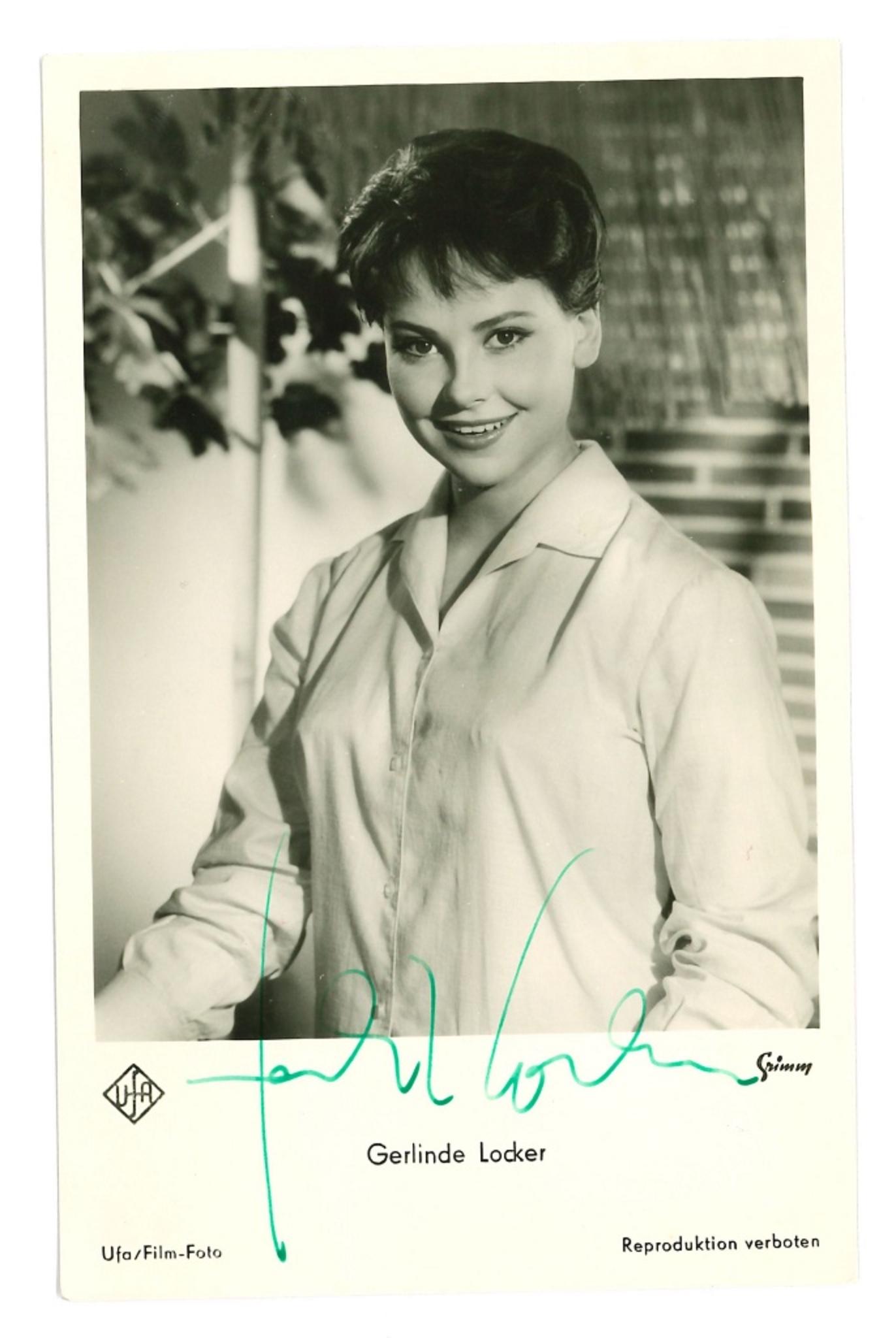 Unknown Portrait Photograph – Autographische Postcard von Gerlinde Locker - Original b/w Postcard - 1960er Jahre