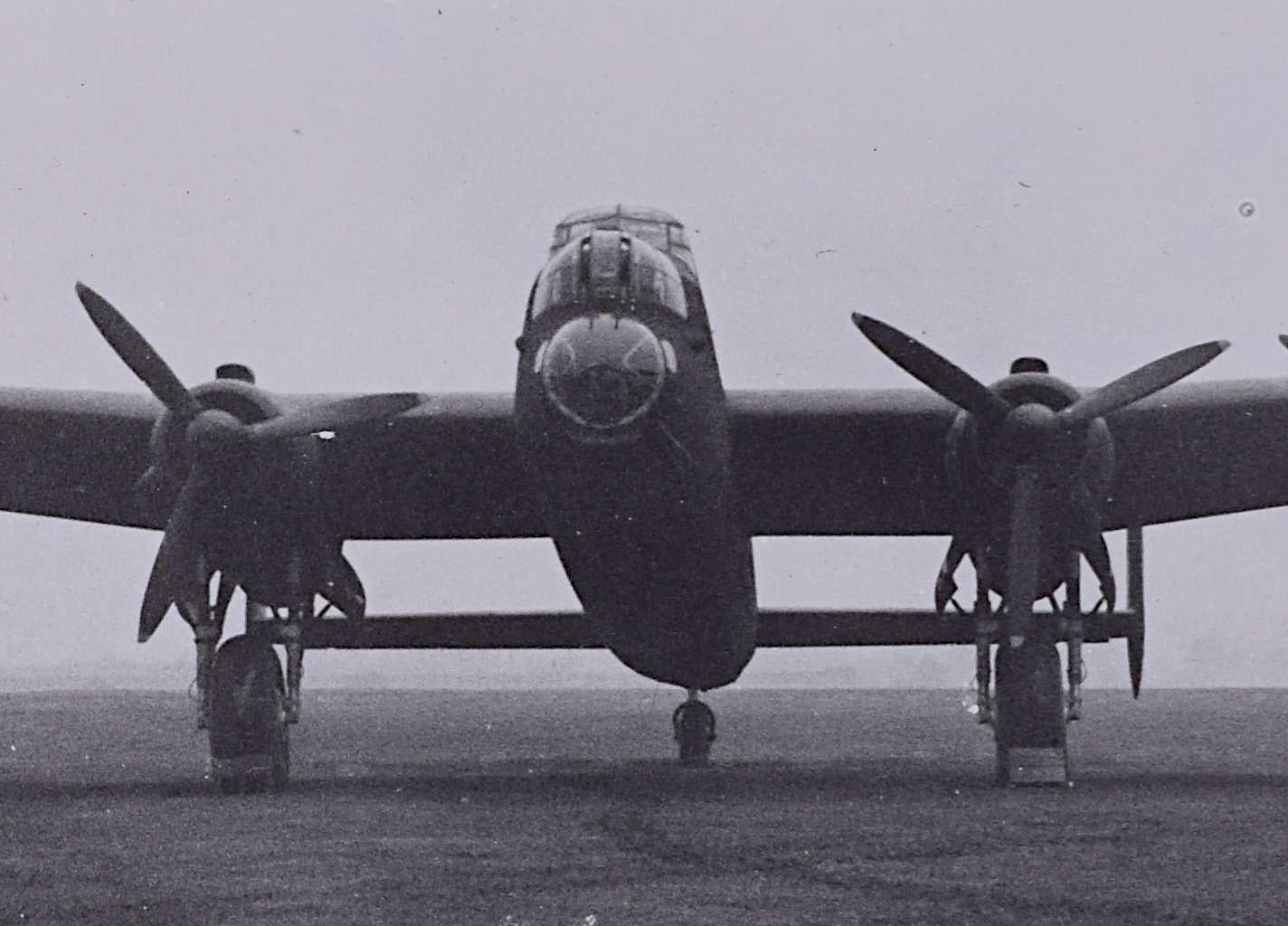 Avro Lancaster Bomber at dispersal point 1943 photographie originale à la gélatine argentique - Photograph de Unknown