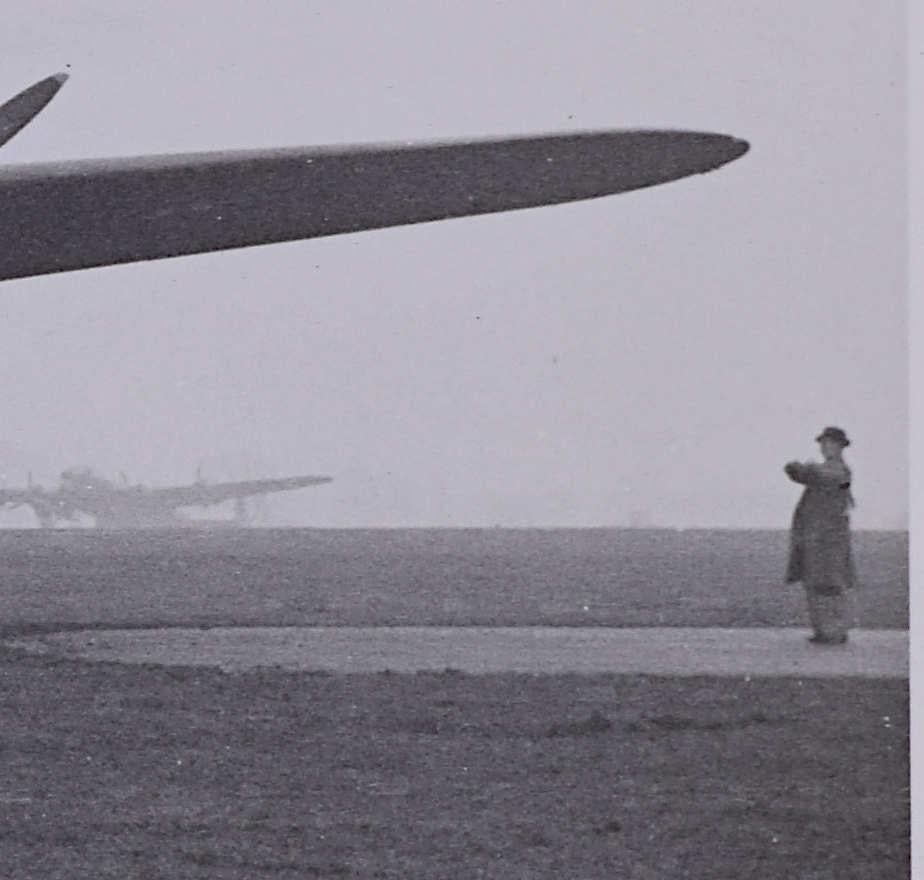 Avro Lancaster Bomber at dispersal point 1943 photographie originale à la gélatine argentique - Argent Black and White Photograph par Unknown