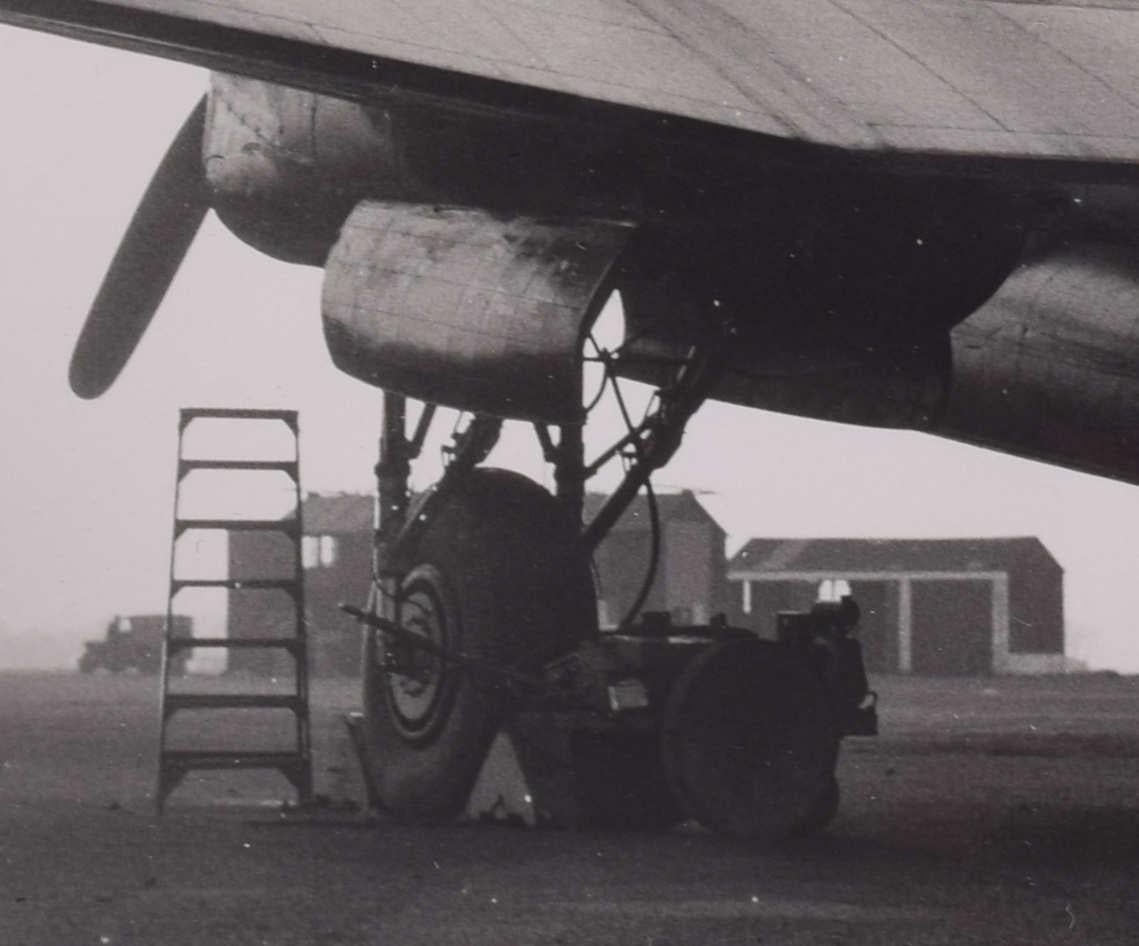 Avro Lancaster Bomber AU-Q, abgebohrt, Original Pressefotografie 1940er Jahre – Photograph von Unknown